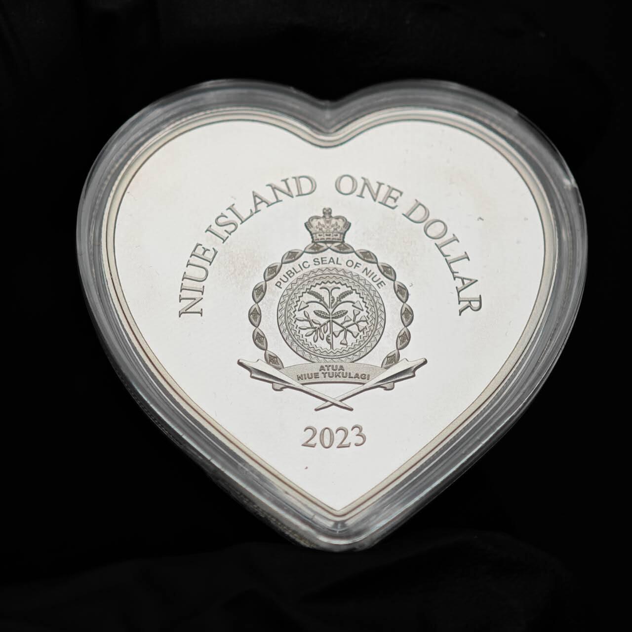 金瓯小拍第三期 古今币章 银价专场 纽埃情人节心形镶钻银币2023年 重20克 盒证齐全 盒有小裂