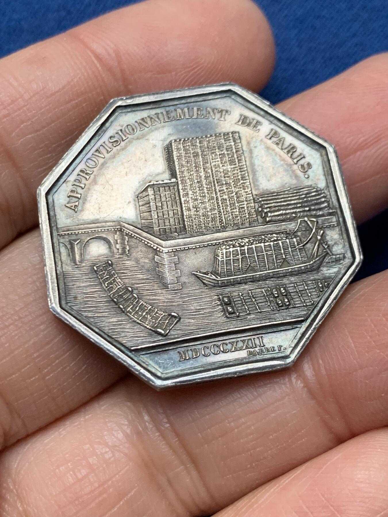 《竞宝斋》第462场 周日，周一，2场连拍 （全场包邮）欢迎送拍 法国1843年巴黎供应三家企业会议（烧木炭，水木炭，木材）八角银质代币，33.4MM，17.67克，手指银标边铭，稀少图案