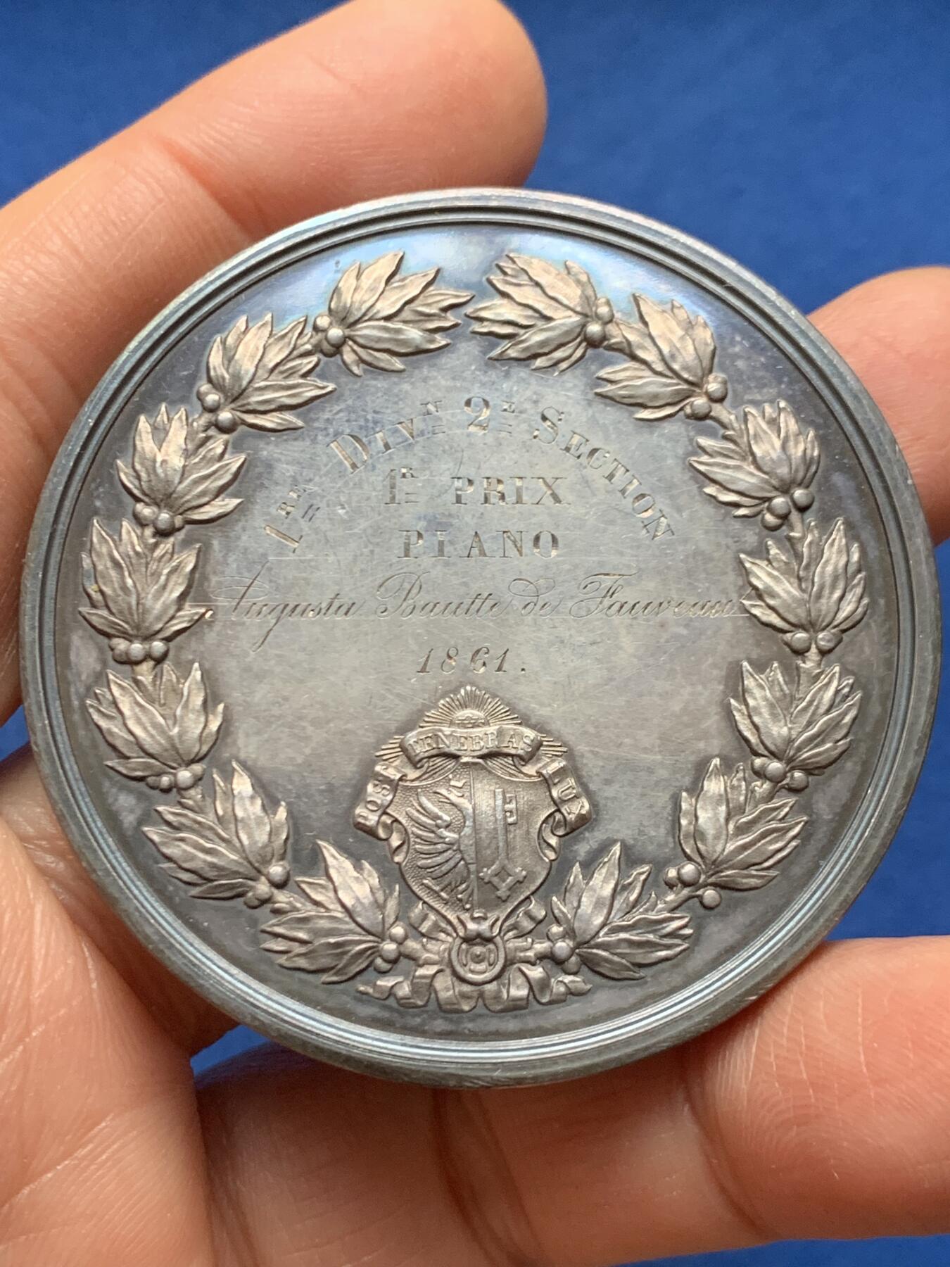 《竞宝斋》第462场 周日，周一，2场连拍 （全场包邮）欢迎送拍 瑞士1861年日内瓦音乐学院大银章 光边 79.4克 53mm