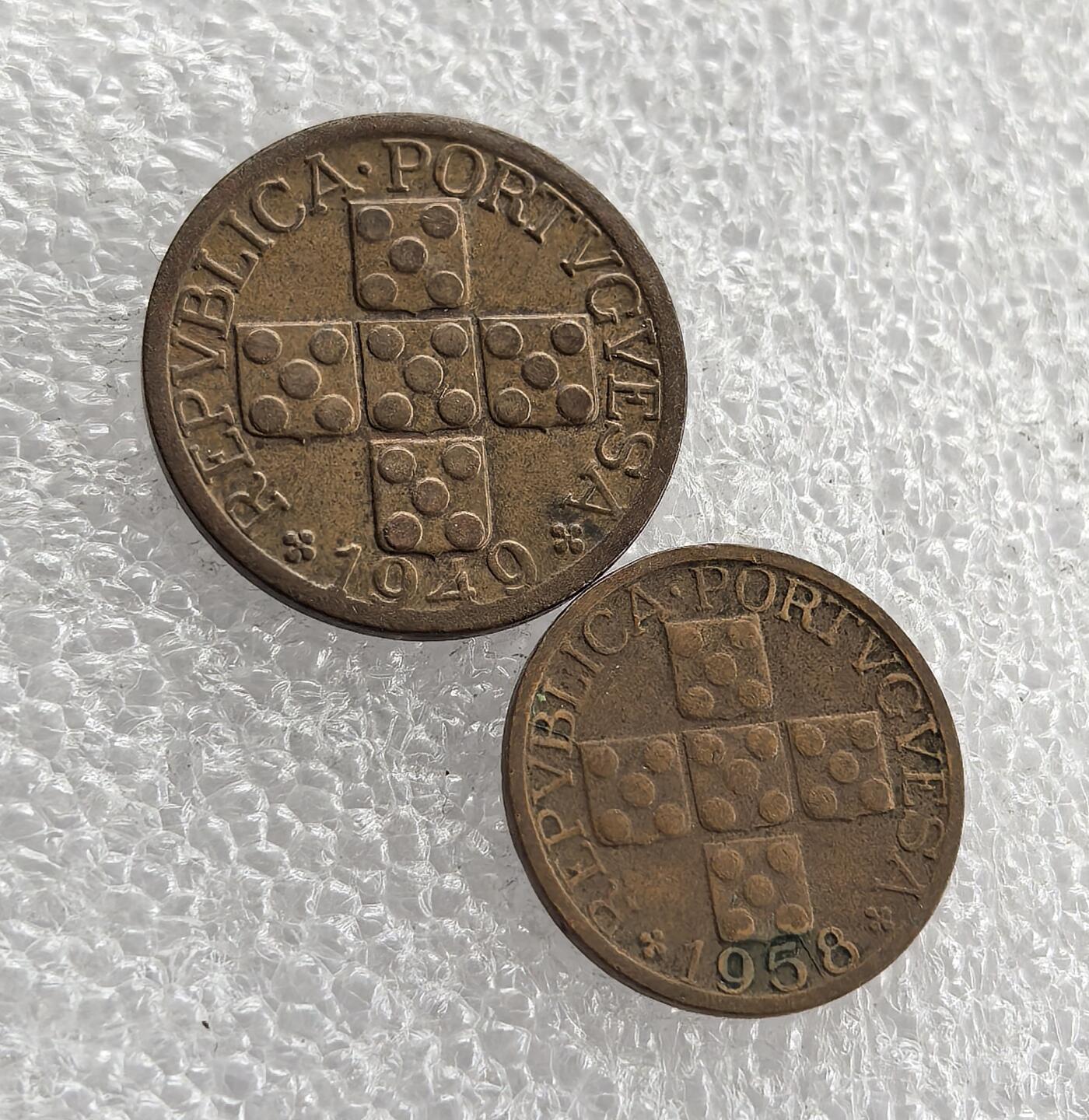 外国优质老铜币高银银币，周六九点倒数截拍，满百包邮，持续收拍 葡萄牙 10 分（1958）+20 分（1940）铜币套装，正面铸葡萄牙十字盾徽国徽，背面橄榄枝环绕面值，设计典雅。铜质包浆自然、品相完整，年份跨度近 20 年，成套收藏价值突出，是欧洲小国货币收藏入门佳选。