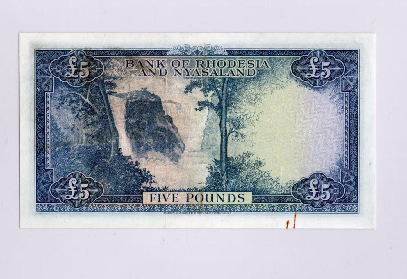 徐霞客拍卖首拍 罗得西亚和尼亚萨兰	P-22b 1961年5镑	Y/9 091695 品相如图 该联邦是英国在非洲东南部建立的短暂殖民联合体（1953–1963年），仅在1956–1963年间流通，联邦解体后，三个成员国各自独立并发行了本国货币，因此这批纸币的流通周期极短。正面印有伊丽莎白二世肖像。是“英属中非联邦最后的货币遗产”，仅发行7年即退出历史舞台。真正的大珍品 极其难见				