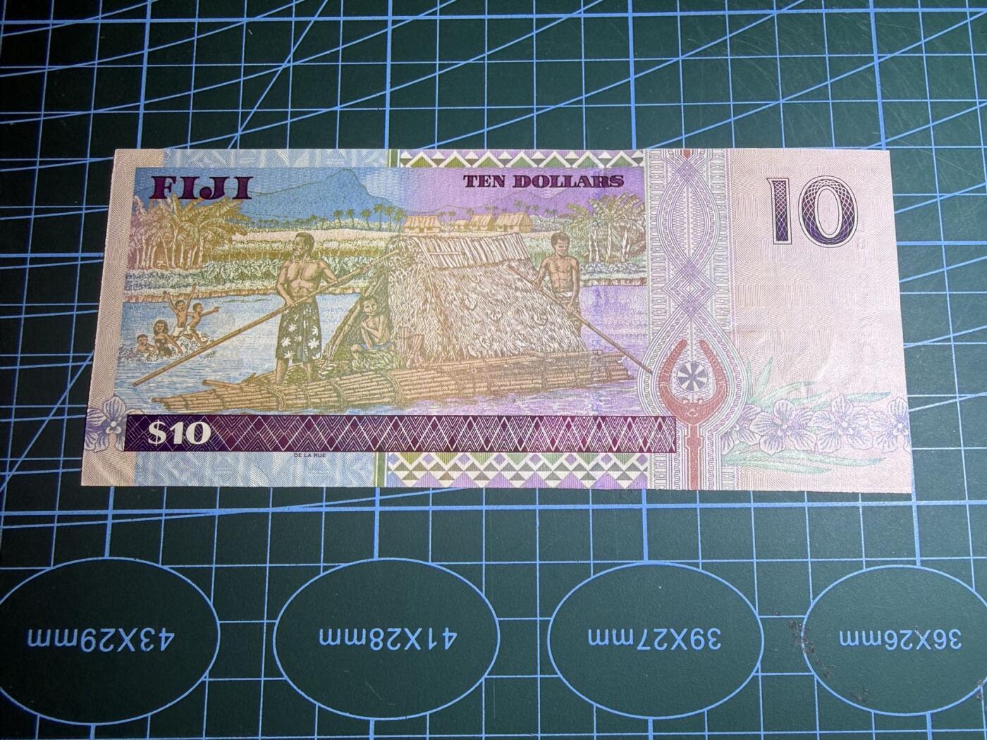 【炜奕收藏】，第五十八期，英属第三场 2002年斐济10元，UNC-品相，水印处有压痕，号码无347