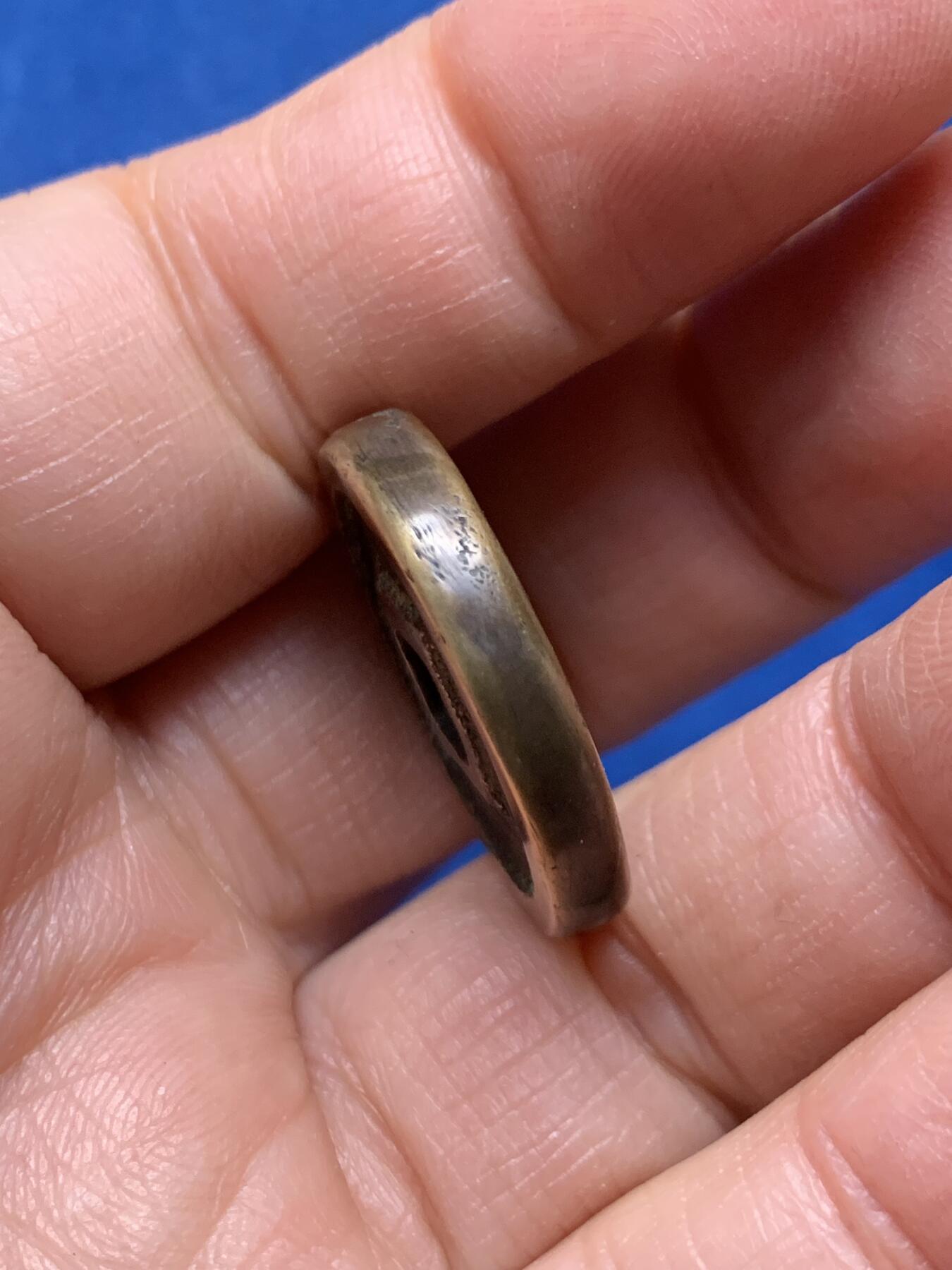 《竞宝斋》第462场 周日，周一，2场连拍 （全场包邮）欢迎送拍 两枚一组 高昌吉利和一本万利花钱，工艺品，53.7克，53mm；15.2克，26mm。大型厚重，作为佩戴把玩品不错。