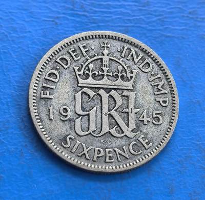 外国优质老铜币高银银币，周六九点倒数截拍，满百包邮，持续收拍 - 英国1945 年 6 便士银币，正面乔治六世头像雕刻细腻传神，铭文环绕排布规整；背面皇冠衬 GRVI 花押，面值、年份清晰醒目，纹饰庄重典雅，银质包浆温润，尽显二战时期英伦钱币的精湛工艺与经典美学。