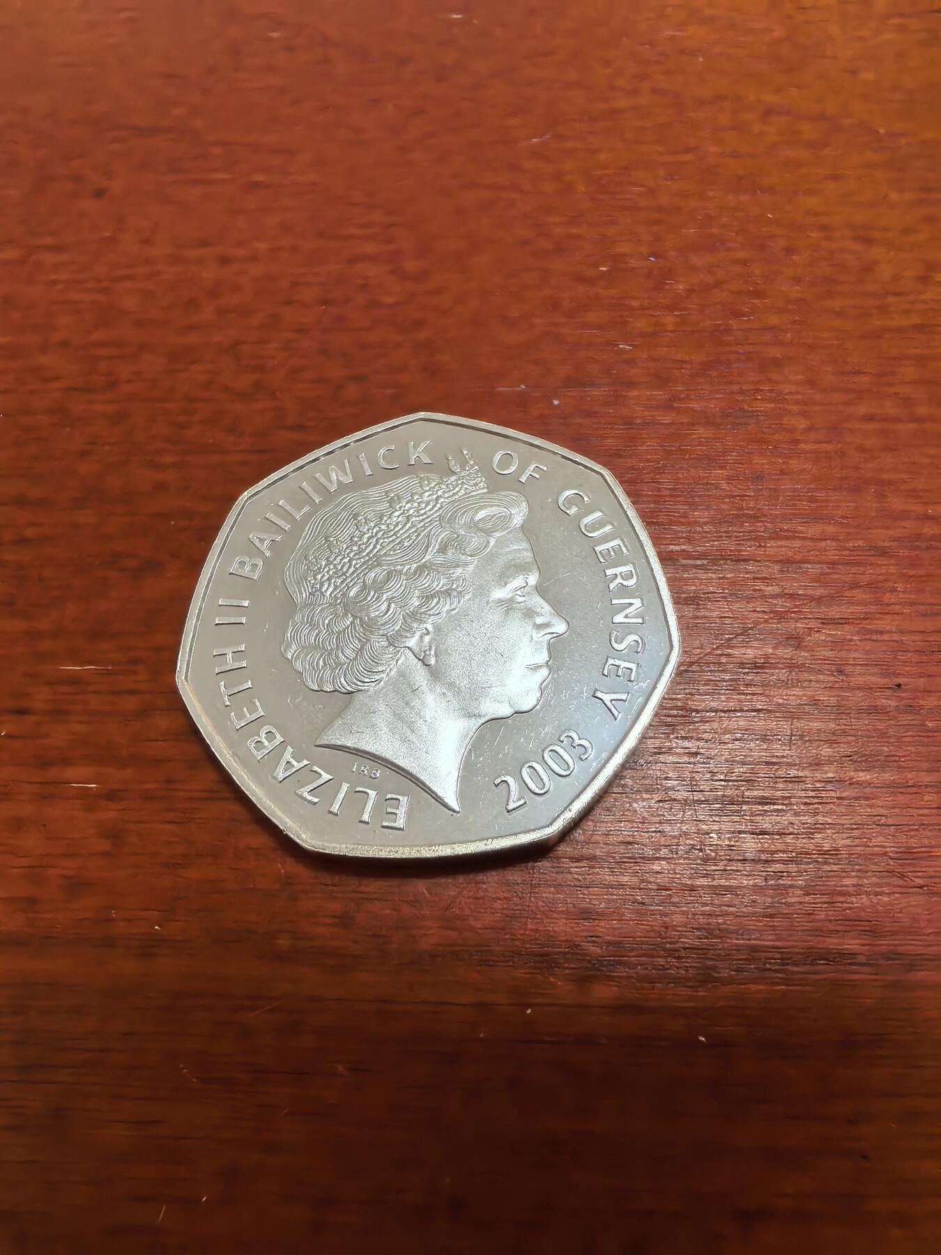 长老汇蛇年精选第九十六场拍卖 2003根西女王加冕50周年骑马敬礼50便士七边精制银币，8.1克925银，1万枚（2）