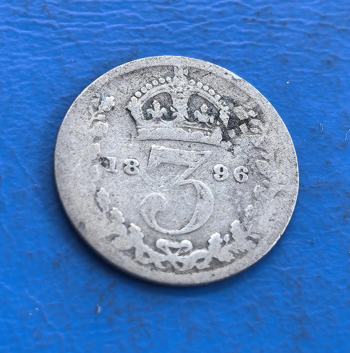 外国优质老铜币高银银币，周六九点倒数截拍，满百包邮，持续收拍 英国1896 年 3 便士银币，正面维多利亚女王头像雕刻细腻，铭文环绕排布规整；背面皇冠衬数字 3，月桂枝对称环绕，年份清晰醒目，纹饰典雅古朴，银质包浆温润，尽显维多利亚时期英伦钱币的精湛工艺与经典美学。