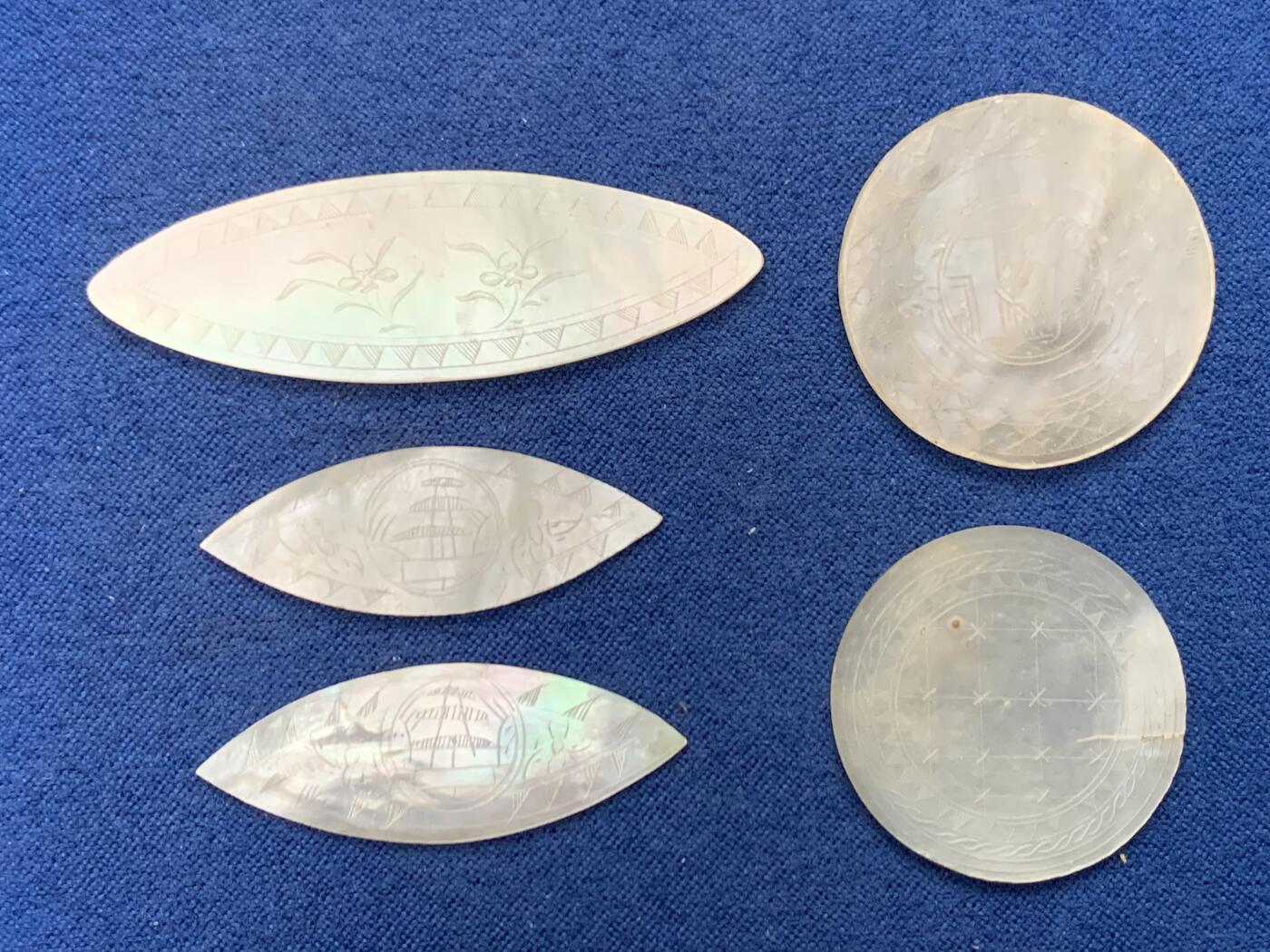 《竞宝斋》第462场 周日，周一，2场连拍 （全场包邮）欢迎送拍 五个一组 英国回流 清螺钿贝母筹码，菱形圆形，珠光水润，花卉精雕。