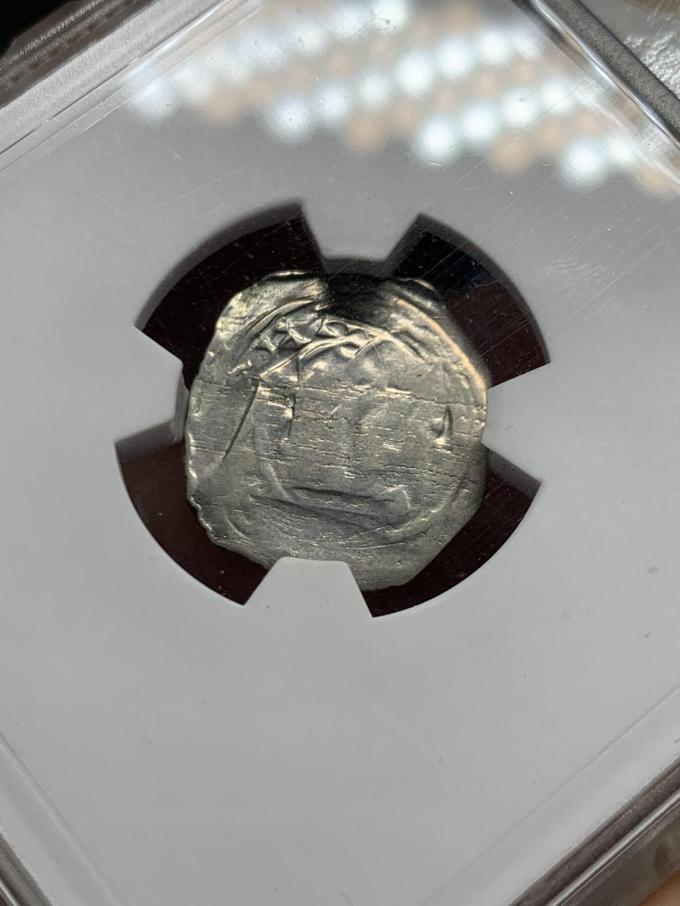 《竞宝斋》第462场 周日，周一，2场连拍 （全场包邮）欢迎送拍 华夏开放盒 中世纪萨尔茨堡主教区银币，1200-1246年埃贝哈德二世时期，中世纪历史名城弗里萨赫(Friesach)打制，图案由线条化风格，哥特式的教堂塔楼，面值：1芬尼。非常少见的中世纪币种。不规则粗打制银币，弱打是该品种的普遍现象。这枚整体保持已算不错，背面有弱打现象。