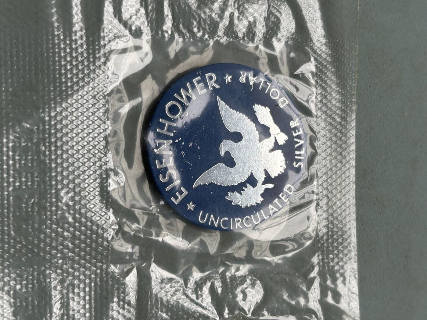 盛世勋华——号角文化勋章邮票专场拍卖第302期 美国1976年建国200周年大一元纪念银币以及一枚蓝色纪念代币， 带原包装，美国铸币局专为收藏家发行的未流通版本，属于“蓝包（Blue Pack）”系列，重24.59克，直径38毫米