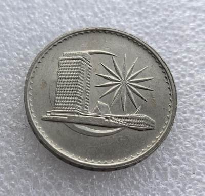 外国优质老铜币高银银币，周六九点倒数截拍，满百包邮，持续收拍 - 马来西亚1982年1 林吉特，正面铸国名 “MALAYSIA”、面值与年份，背面刻画马来西亚国会大厦及星芒纹饰，属马来西亚独立后早期流通辅币，是东南亚钱币收藏的经典品种。