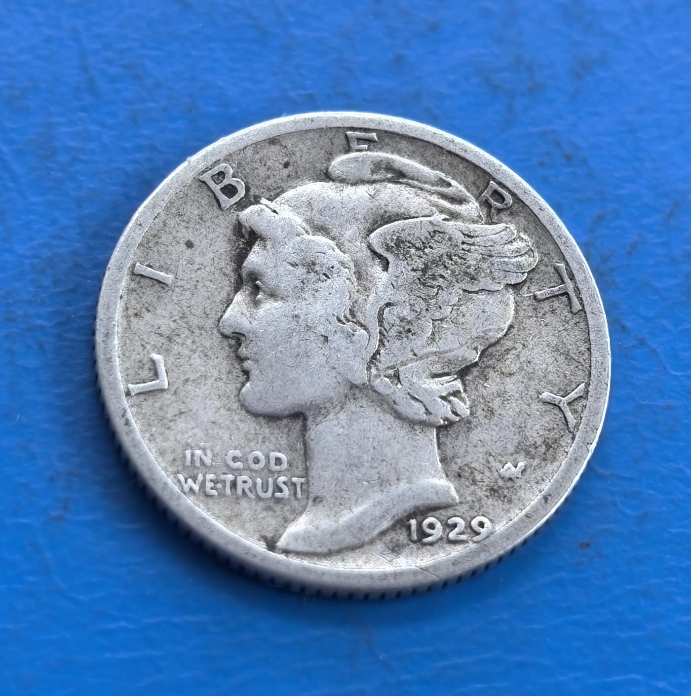 外国优质老铜币高银银币，周六九点倒数截拍，满百包邮，持续收拍 美国1929年墨丘利 10 美分银币，正面带翼自由女神头像雕刻细腻，翅膀纹理与面部轮廓传神，铭文、年份清晰；背面束棒配橄榄枝，国名、面值及格言环绕，纹饰对称精致，银质包浆温润，尽显美式钱币的经典工艺与美学