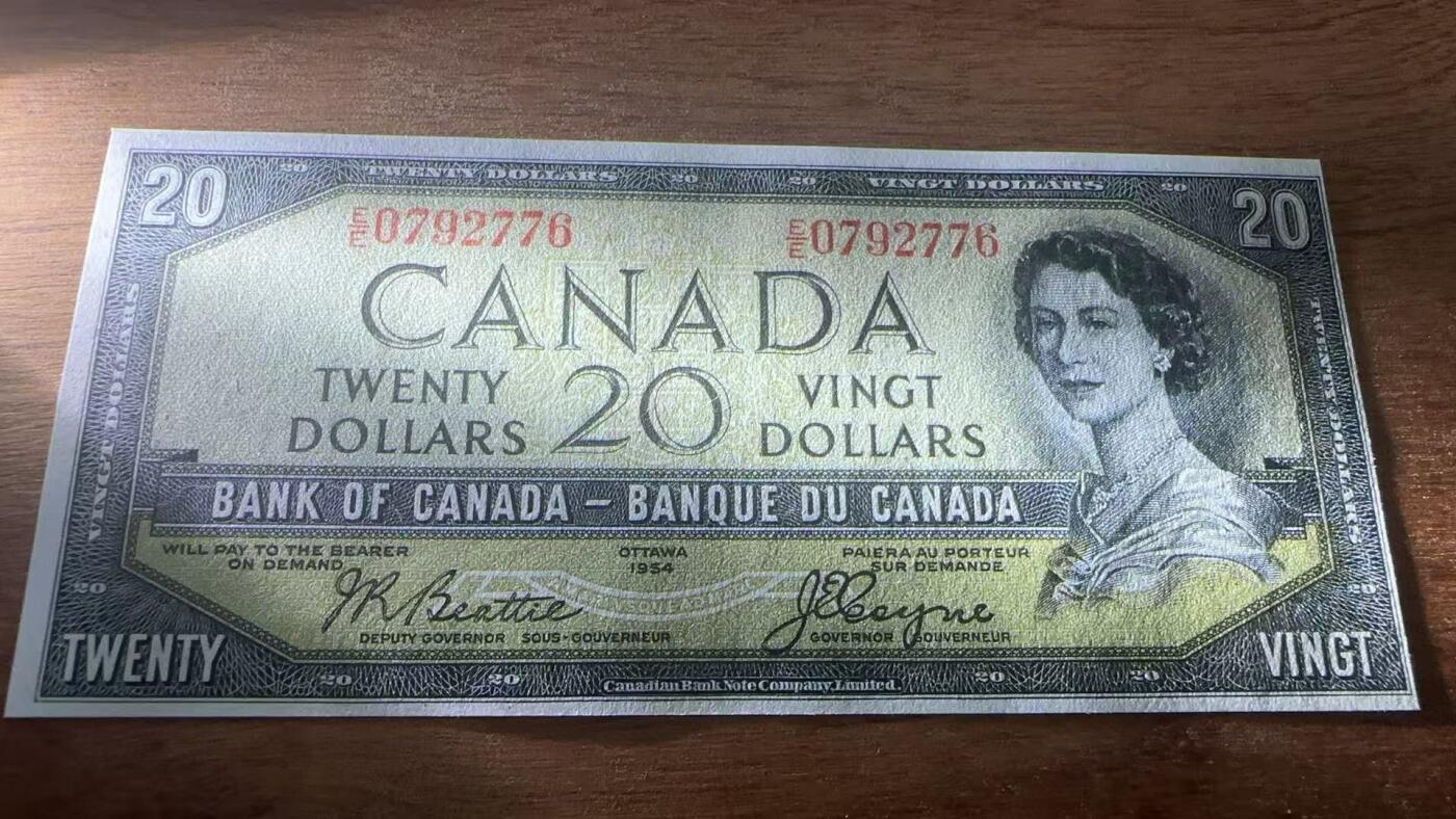 徐霞客拍卖首拍 加拿大	P-70b 1954年20法郎 魔鬼脸		E/E 0792776	加拿大银行1954年版20元纸币，因女王头发暗纹形似“魔鬼脸”成收藏热点。正面伊丽莎白二世像配英法双语面额，属“加拿大风景”系列，见证战后加国货币体系发展。采用雕刻凹印、双色套印及肖像水印防伪，背面景观尽显本土自然特色。			