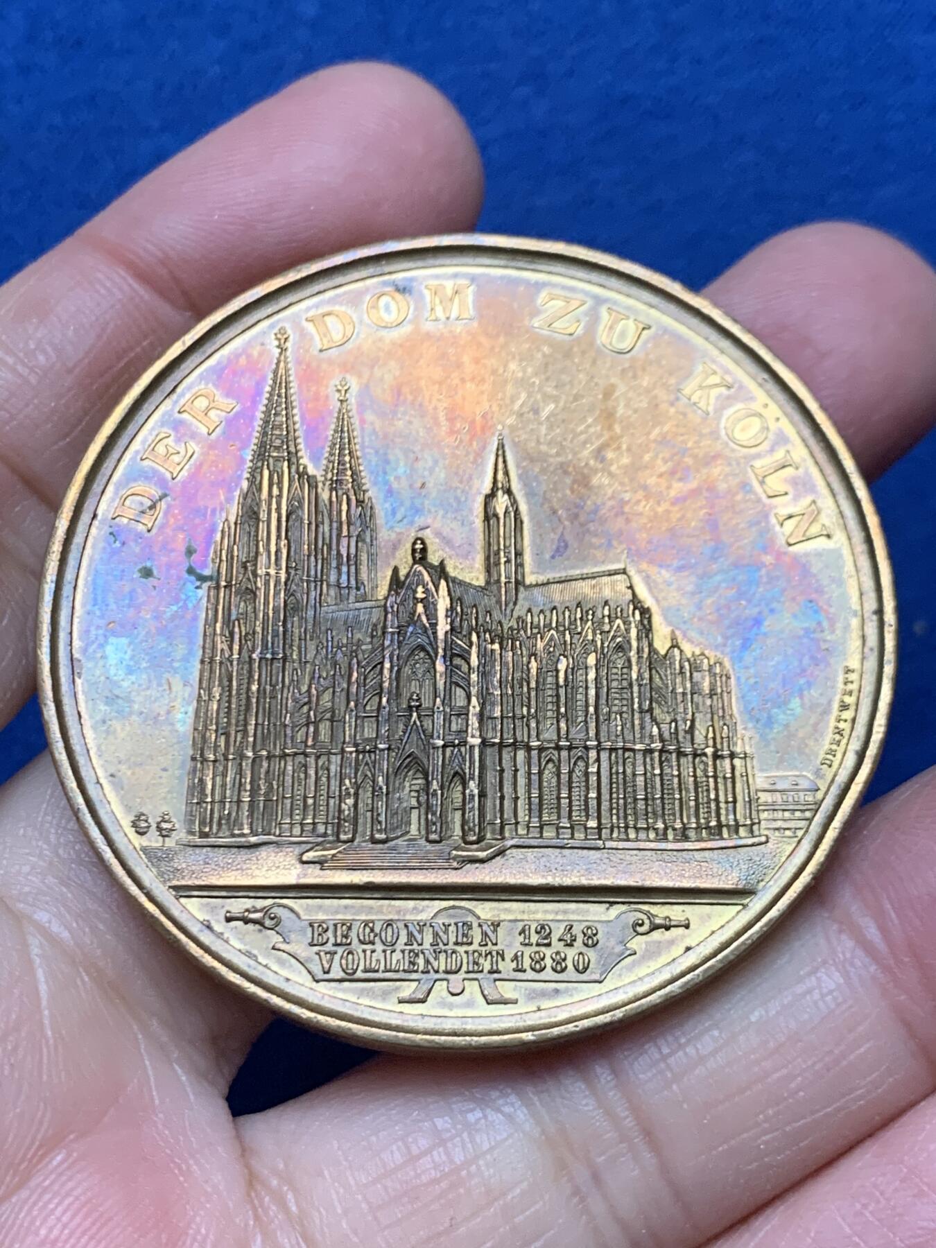 《竞宝斋》第462场 周日，周一，2场连拍 （全场包邮）欢迎送拍 1880年德国科隆大教堂建成纪念大铜章。双面高浮雕，稀有品种，正面:克隆大教堂建筑景观，刻画极其精美，背面:东方三博士朝圣，庆祝耶稣降生，著名的宗教场景。达芬奇，波提切利画作。直径：50.5mm，重：57.7g。