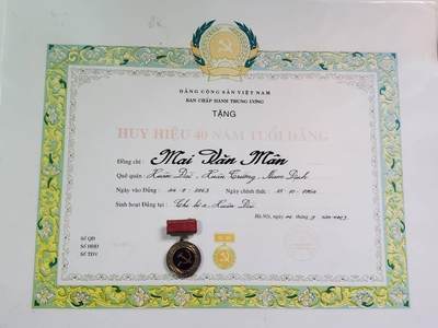 韵星假日拍卖第三十八期 -- Rimey Holidays Auction 38 - 越南社会主义共和国麦文曼（与下一组为夫妻）40年光荣在党奖章带原证书 实发少见 早期铜珐琅版本