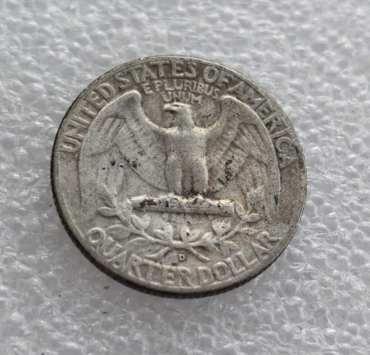 外国优质老铜币高银银币，周六九点倒数截拍，满百包邮，持续收拍 1957 年美国华盛顿 25 美分银币，正面为乔治・华盛顿头像，铸 “LIBERTY”“IN GOD WE TRUST” 及年份；背面是白头海雕，标注国名与面值，“D” 为丹佛造币厂标记，是 1932 年起发行的经典银质流通辅币。