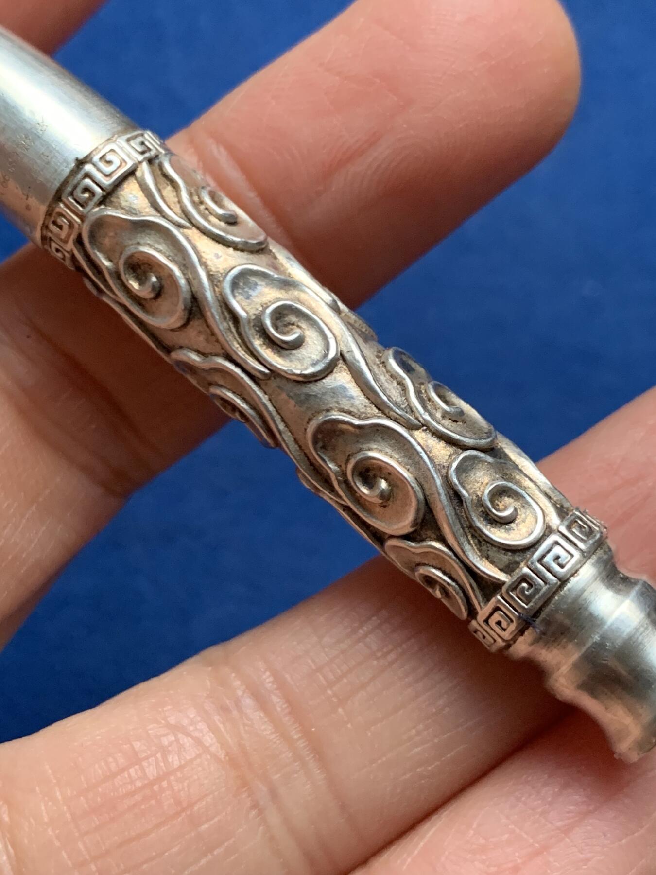 《竞宝斋》第462场 周日，周一，2场连拍 （全场包邮）欢迎送拍 纯银百岁坊如意纹烟嘴，长约：79.7mm，重约：24.2克；云南百岁坊制作，银标“足银”S999。使用品。