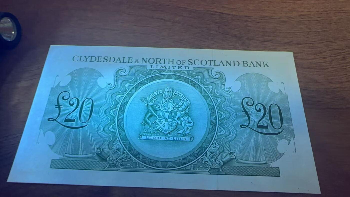 徐霞客拍卖首拍 苏格兰/克莱斯勒戴尔银行和北方银行	P-193a 1958年20镑	B042114	unc-	纸币由**克莱兹代尔与苏格兰北部银行于1958年2月1日在格拉斯哥发行，承载着苏格兰近代金融史的关键节点。它是苏格兰仅有的几家有权发行纸币的商业银行之一，存世量稀少，且20镑作为当时的大面值流通券，完整保存至今的尤为难得。		
