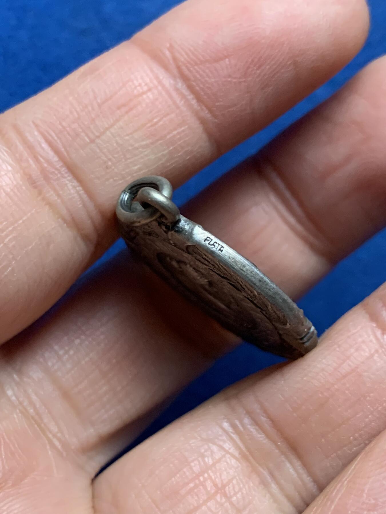 《竞宝斋》第462场 周日，周一，2场连拍 （全场包邮）欢迎送拍 西班牙银章  plata银标 带环重13.4克 26.8mm