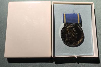 盛世勋华——号角文化勋章邮票专场拍卖第302期 - 东德金级佩斯塔洛齐奖章（授予教师） 带原盒