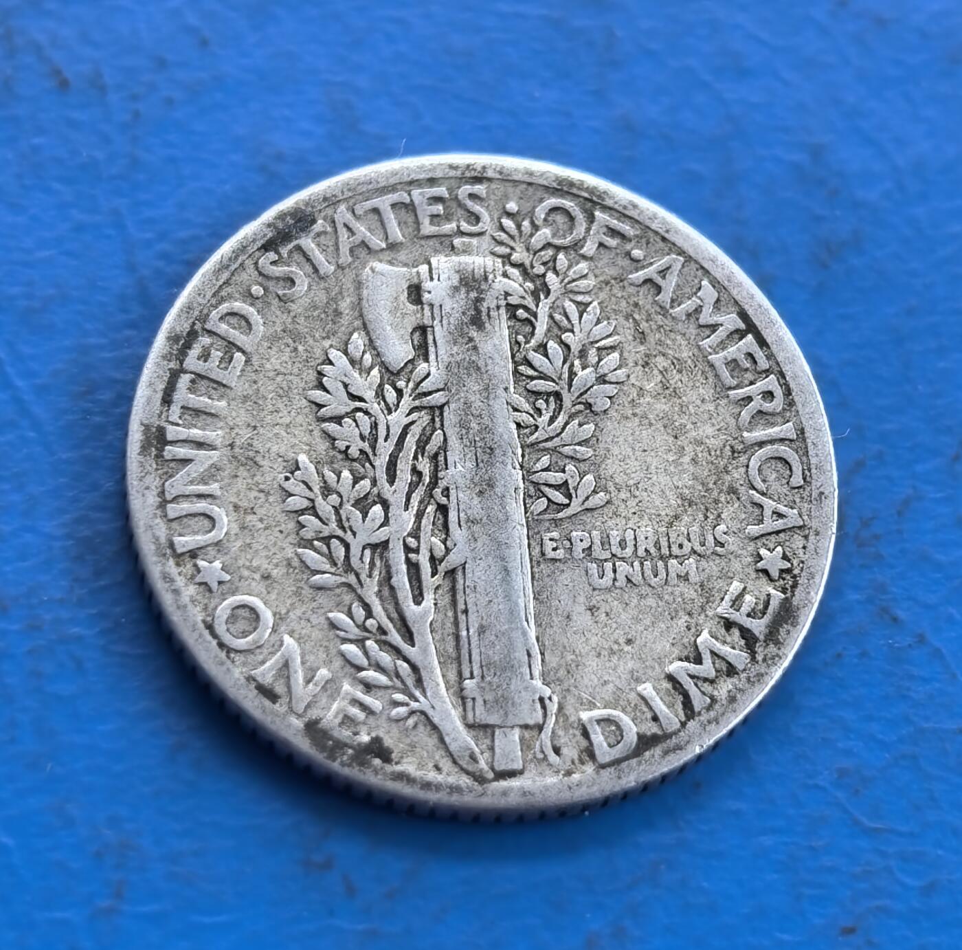 外国优质老铜币高银银币，周六九点倒数截拍，满百包邮，持续收拍 美国1929年墨丘利 10 美分银币，正面带翼自由女神头像雕刻细腻，翅膀纹理与面部轮廓传神，铭文、年份清晰；背面束棒配橄榄枝，国名、面值及格言环绕，纹饰对称精致，银质包浆温润，尽显美式钱币的经典工艺与美学