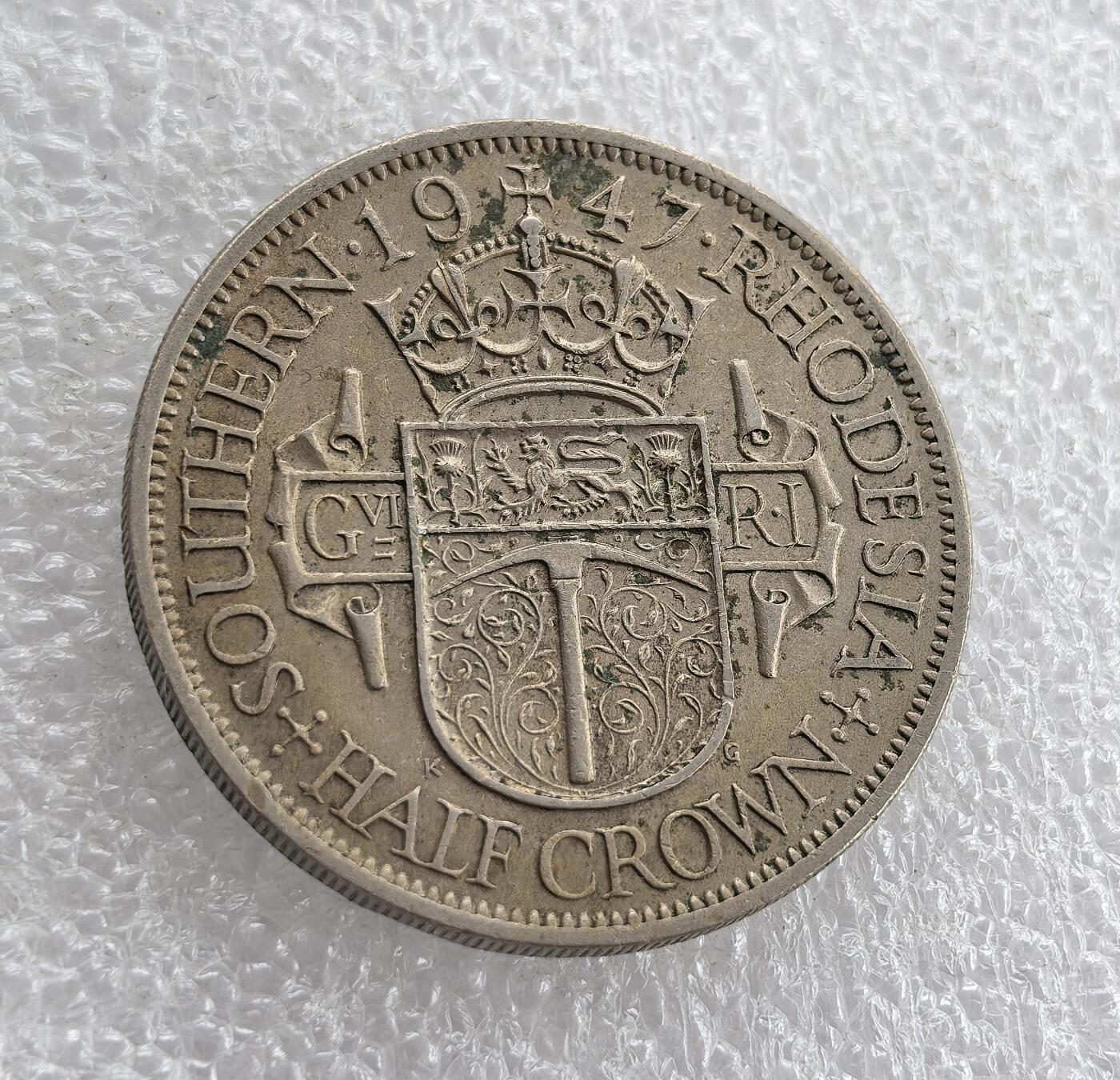 外国优质老铜币高银银币，周六九点倒数截拍，满百包邮，持续收拍 南罗得西亚1947年半克朗，正面铸乔治六世头像及 “KING EMPEROR”，背面为南罗得西亚盾徽、年份与面值。属英国殖民时期，是英国对南罗得西亚殖民统治、推行英联邦货币体系的实物见证。