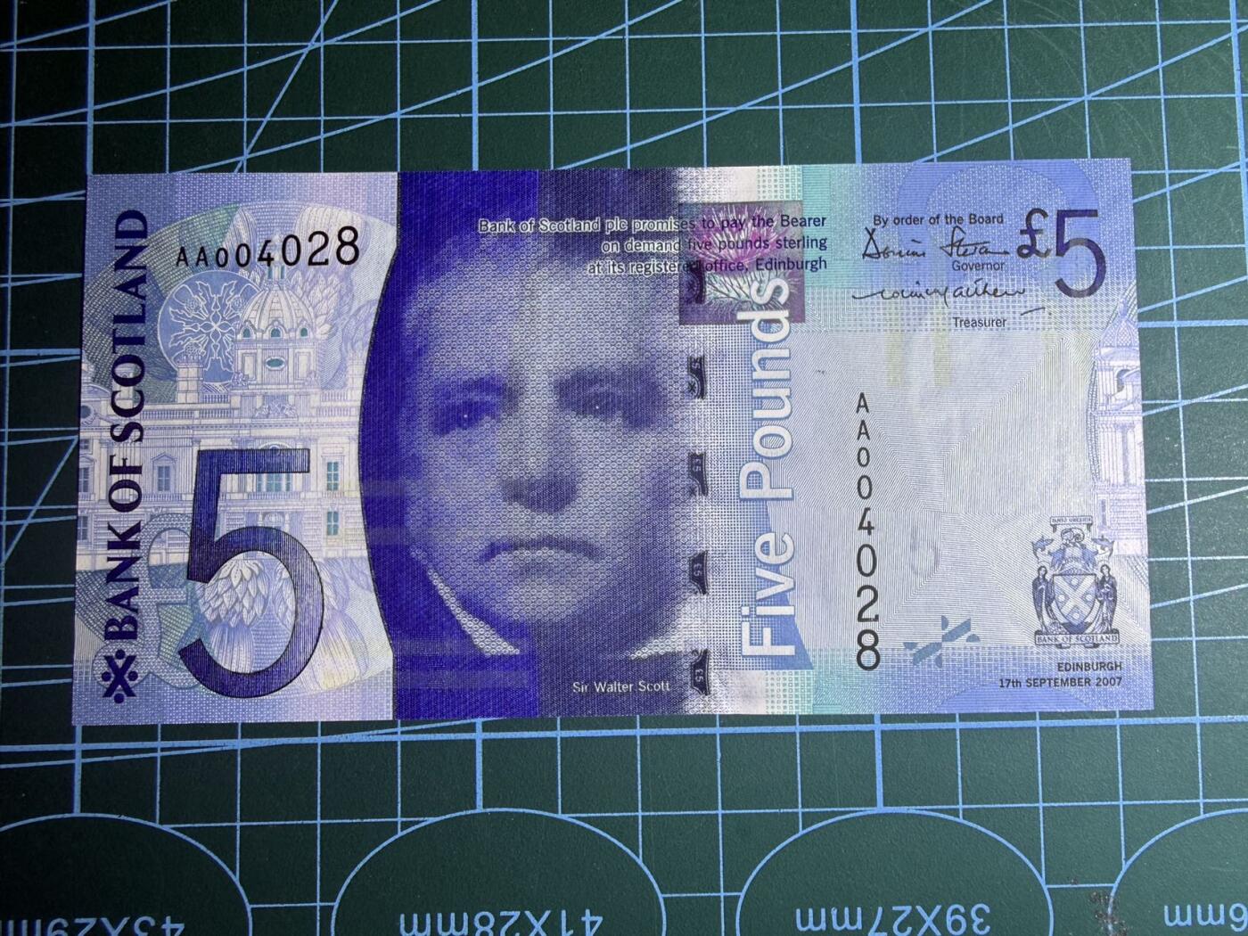 【炜奕收藏】，第五十八期，英属第三场 2007年苏格兰银行5镑，UNC品相，AA冠千位号