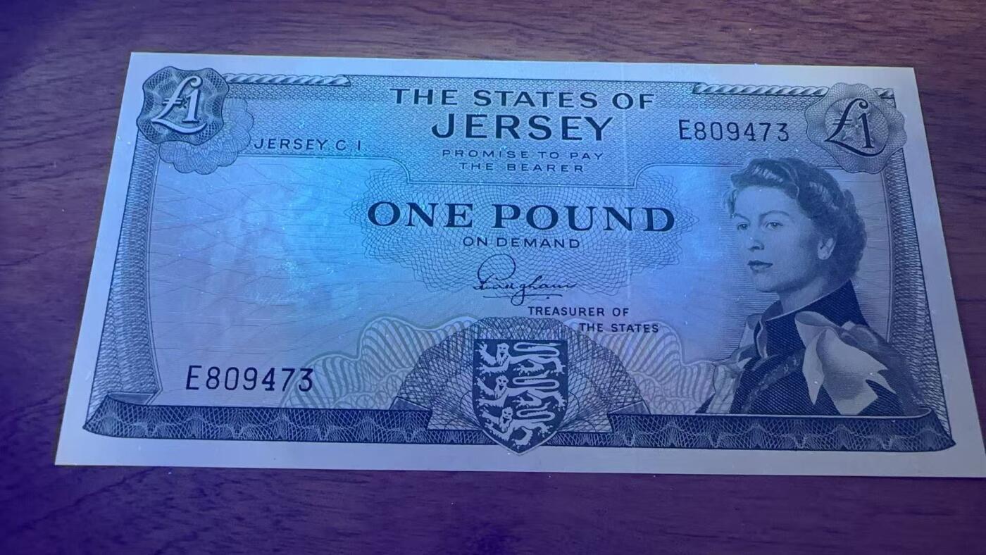 徐霞客拍卖首拍 泽西岛	P-8a 1963年1镑		E809473		unc-	泽西岛作为英国皇家属地，这张纸币发行于战后经济稳定期，是英联邦体系下地方货币自治的体现，币面伊丽莎白二世肖像与泽西岛纹章（持狮图案）结合，既彰显英王室的政治关联，又保留了泽西岛的本土身份标识，反映了属地的双重文化属性。作为泽西岛独立发行的法定货币，它是研究20世纪末英皇家属地货币体系、区域金融关系的重要资料。	