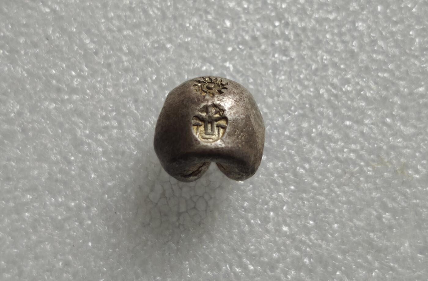 瓶子🏺第227期拍卖会  拉玛三世四世神庙戳记1泰铢屁股锭银锭  好品好银色  15.08克   15.08×0.9×27=366.444