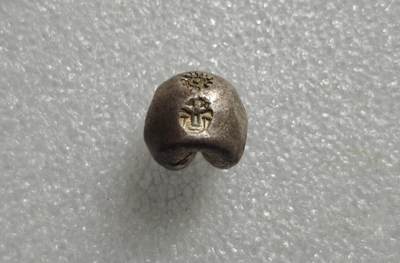 瓶子🏺第227期拍卖会 -  拉玛三世四世神庙戳记1泰铢屁股锭银锭  好品好银色  15.08克   15.08×0.9×27=366.444