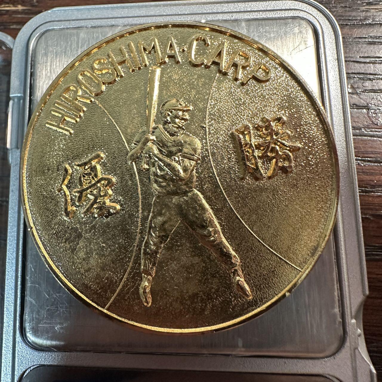 蒂克钱币-第57场 日本章 企业章拍卖  1975年发行的广岛东洋鲤鱼队棒球胜利纪念镀金章 51mm 99g