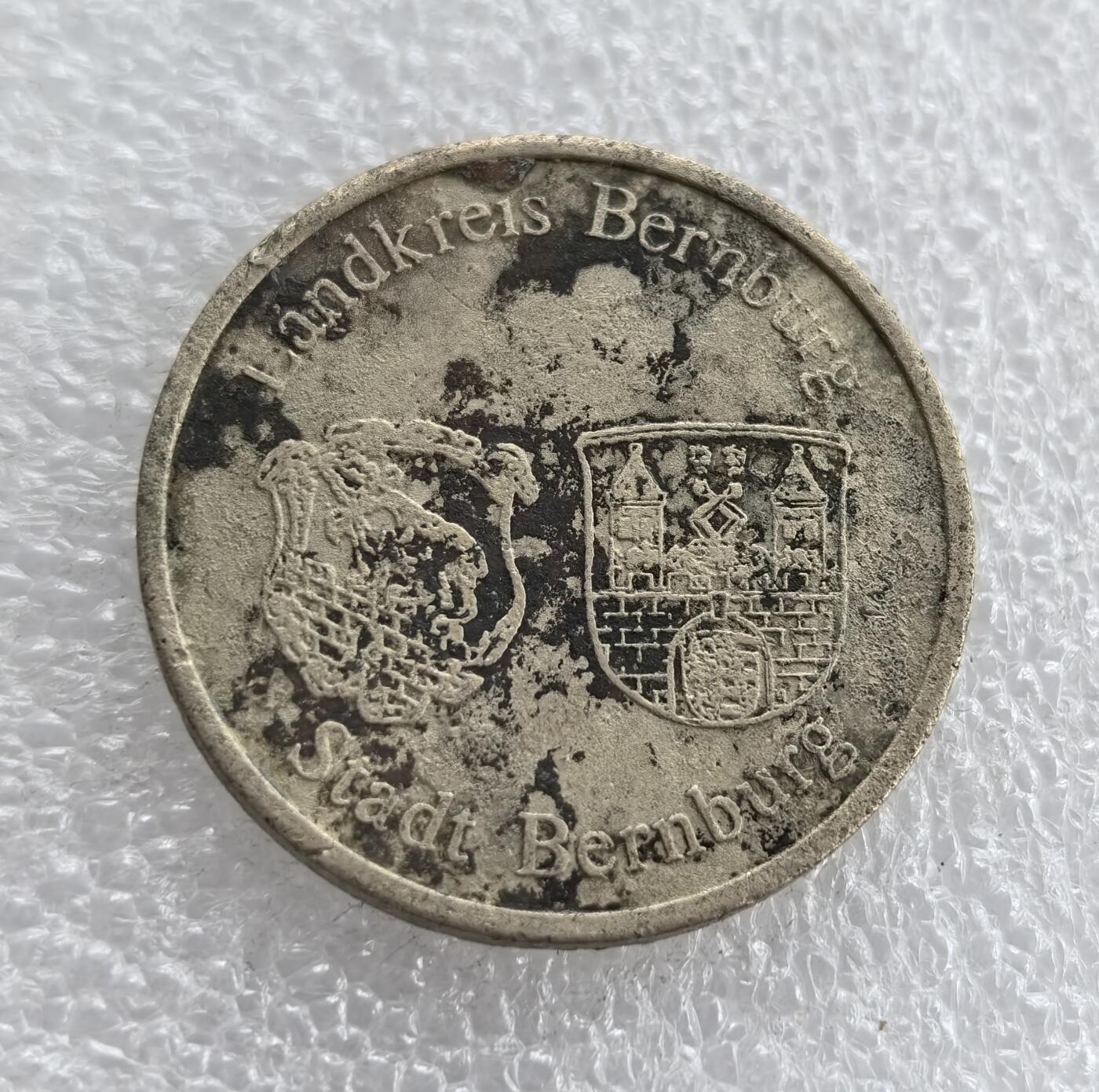 外国优质老铜币高银银币，周六九点倒数截拍，满百包邮，持续收拍 现代伯恩堡纪念章直径30mm,12克，正面戴冠柏林熊立于城墙，纹饰精细，“EIN THALER XXX EIN PFUND FEIN” 铭文清晰；背面刻伯恩堡市徽与地名，地域特色浓郁，包浆自然，兼具地方历史与徽章艺术收藏价值。