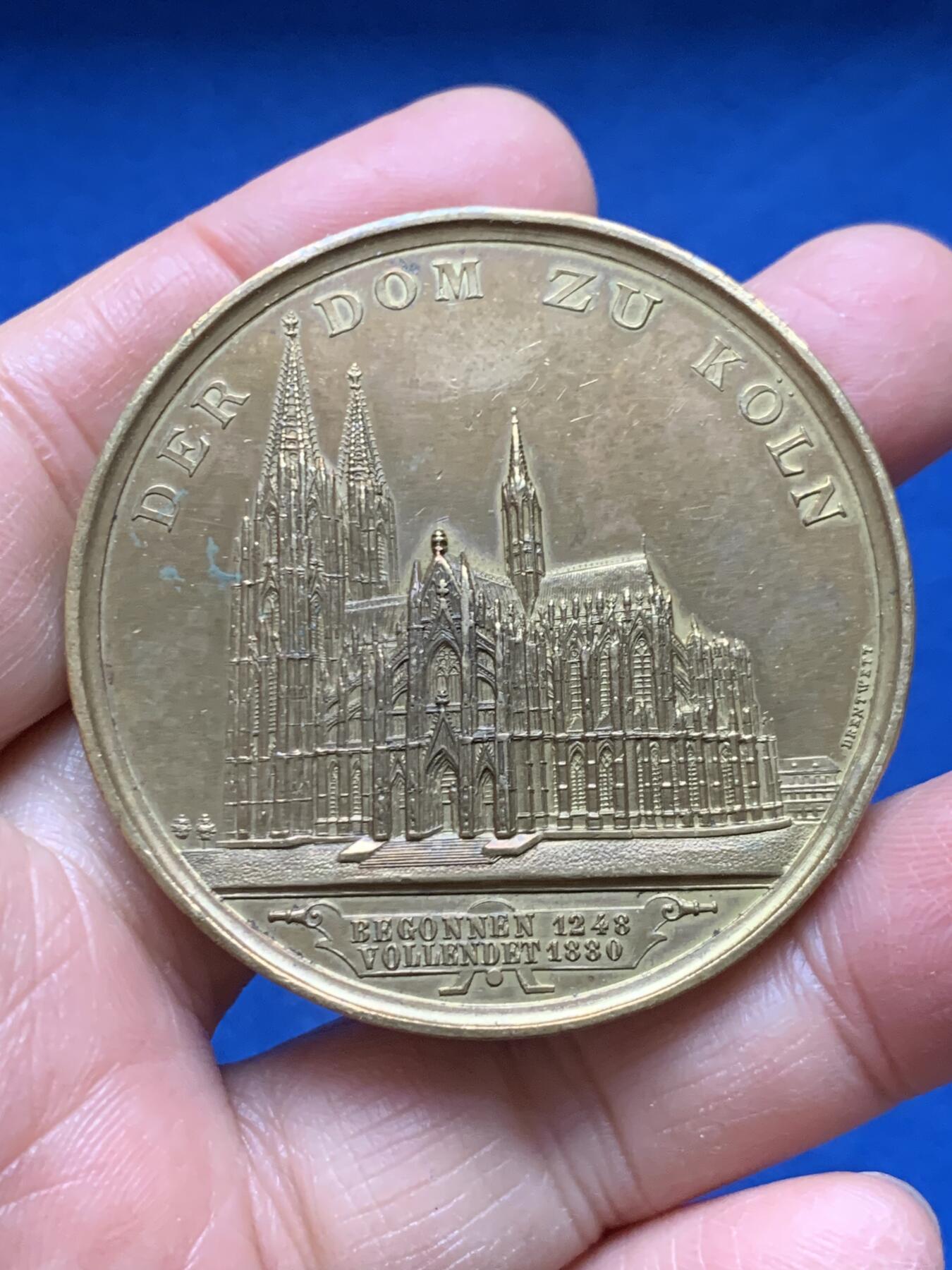 《竞宝斋》第462场 周日，周一，2场连拍 （全场包邮）欢迎送拍 1880年德国科隆大教堂建成纪念大铜章。双面高浮雕，稀有品种，正面:克隆大教堂建筑景观，刻画极其精美，背面:东方三博士朝圣，庆祝耶稣降生，著名的宗教场景。达芬奇，波提切利画作。直径：50.5mm，重：57.7g。