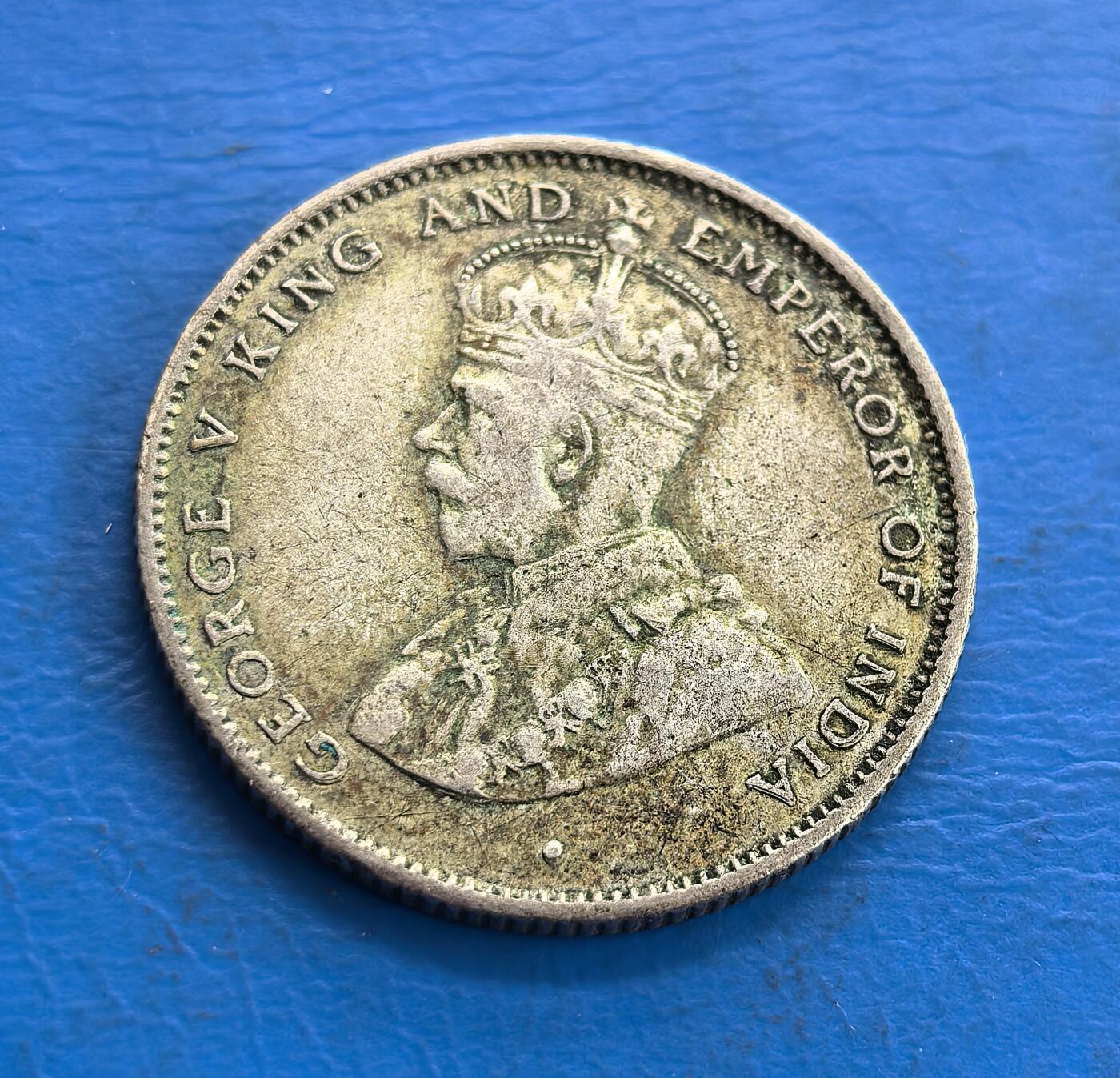 外国优质老铜币高银银币，周六九点倒数截拍，满百包邮，持续收拍 英属锡兰1922年50 分银币，正面为乔治五世国王侧面像，铭文彰显其 “印度皇帝” 的殖民身份；背面以椰树为核心，搭配 “50 CENTS” 与僧伽罗文，展现斯里兰卡本土特色，是英国殖民时期的货币见证。