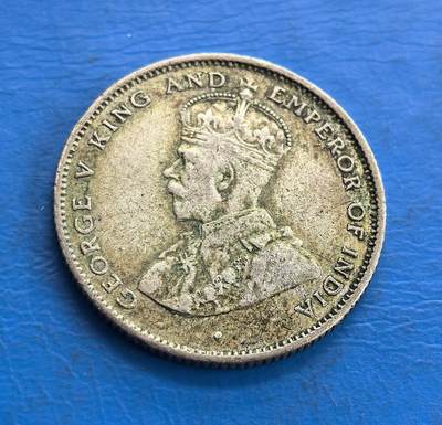 外国优质老铜币高银银币，周六九点倒数截拍，满百包邮，持续收拍 - 英属锡兰1922年50 分银币，正面为乔治五世国王侧面像，铭文彰显其 “印度皇帝” 的殖民身份；背面以椰树为核心，搭配 “50 CENTS” 与僧伽罗文，展现斯里兰卡本土特色，是英国殖民时期的货币见证。