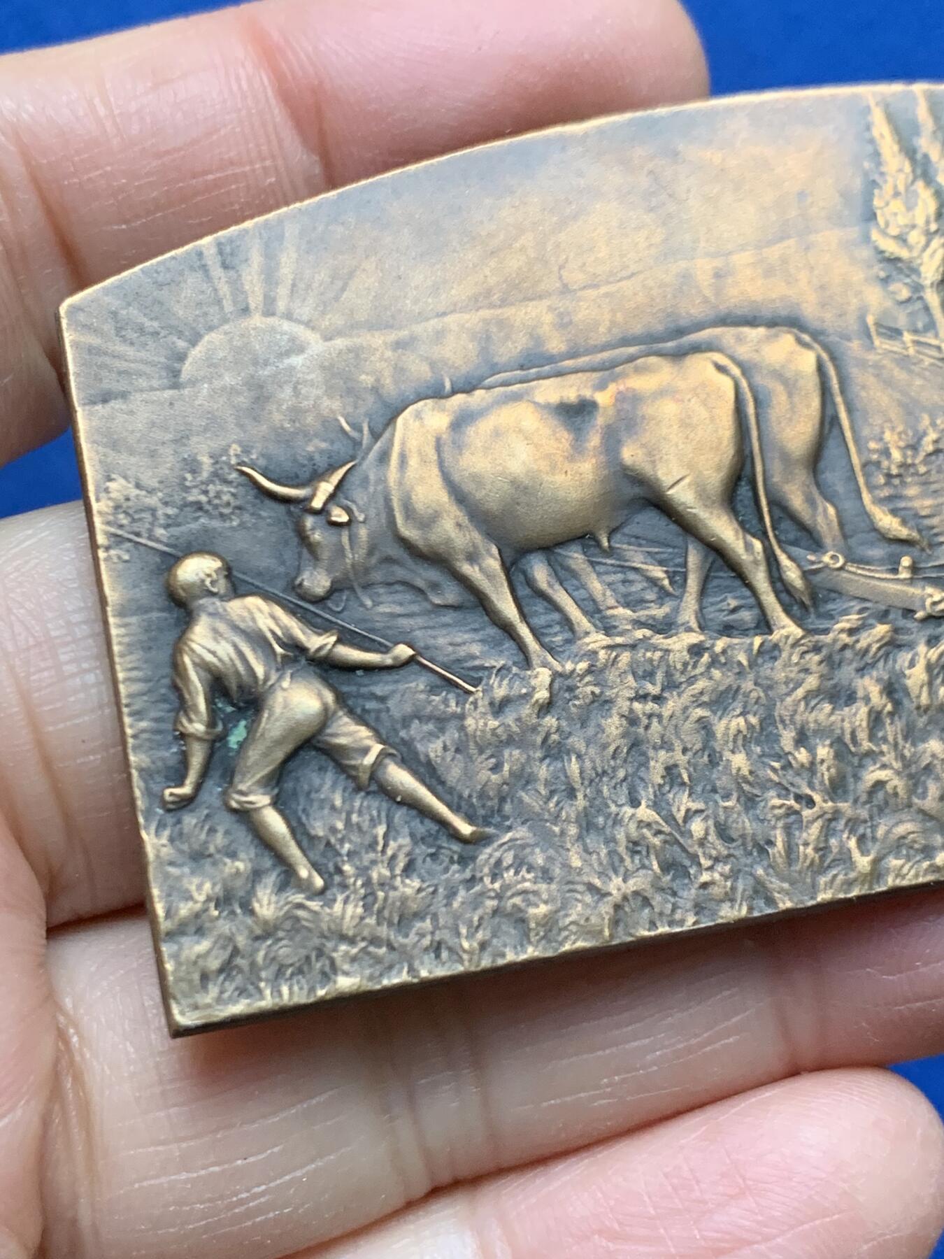 《竞宝斋》第462场 周日，周一，2场连拍 （全场包邮）欢迎送拍 法国雕刻Coudray 名作《农耕与丰收》。大规格双面高浮雕作品品相佳。直径：70mm*44mm，重约：65.8g