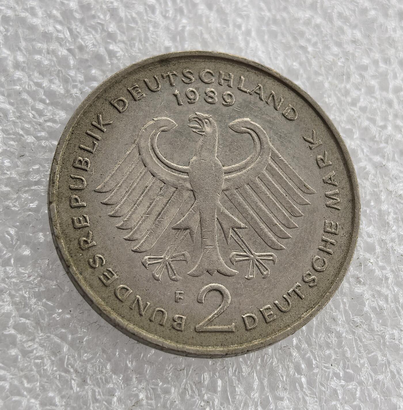 外国优质老铜币高银银币，周六九点倒数截拍，满百包邮，持续收拍 西德 1989 年2 马克镍币，正面铸阿登纳头像（1948-1988）与国名，纪念其执政 40 年；背面联邦鹰配面值、F 版标识，设计经典。品相完好，见证德国战后历史，是欧洲货币收藏的精品，兼具历史与收藏价值。
