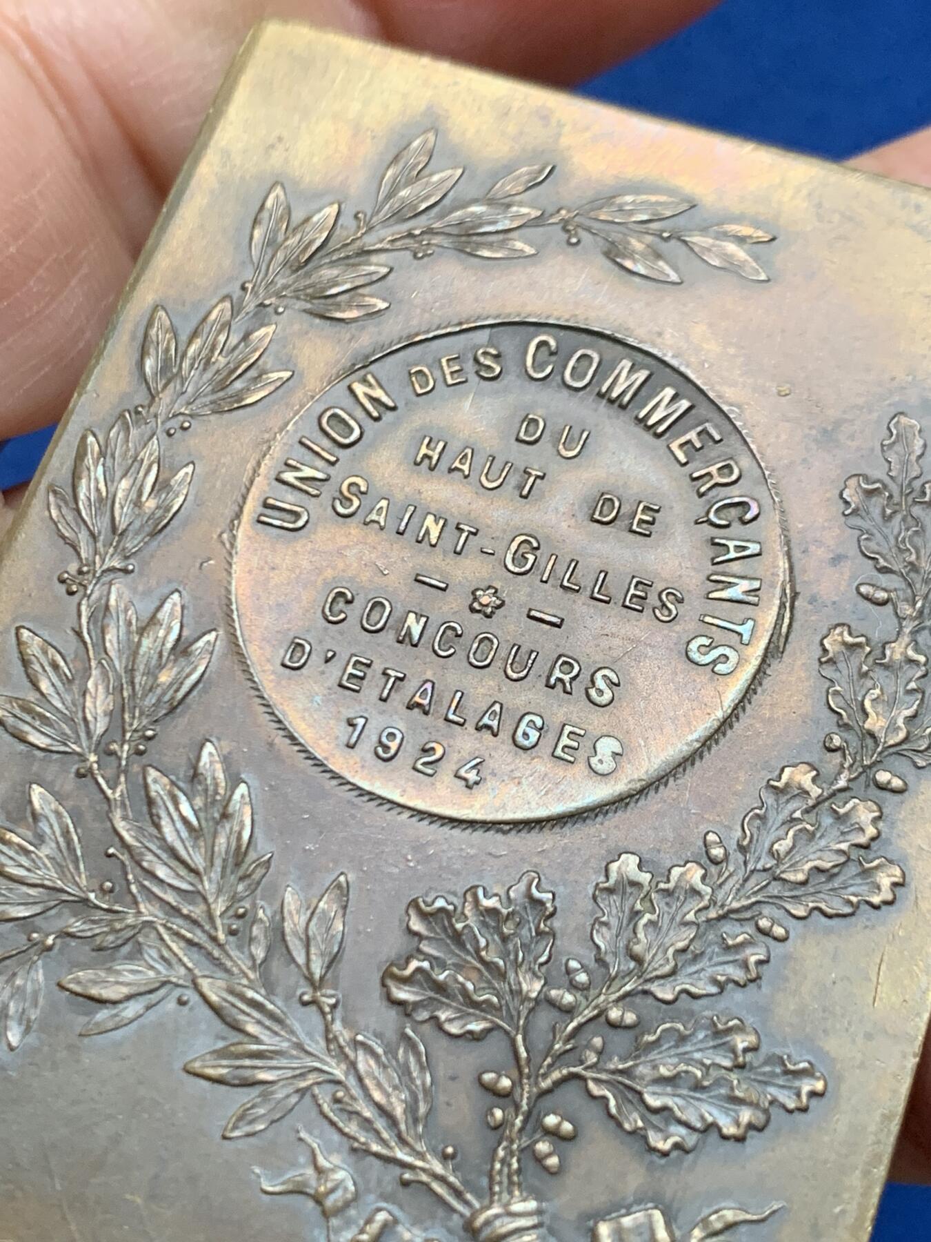 《竞宝斋》第462场 周日，周一，2场连拍 （全场包邮）欢迎送拍 1924年比利时火炬女神《寻找光明》方形纪念大铜章 美术设计比赛一等奖章 双面老彩包浆 61.6*45.3mm 重约64.7g 女神身姿妙曼 手举火炬 身披薄纱 让人伶爱 稀罕品种