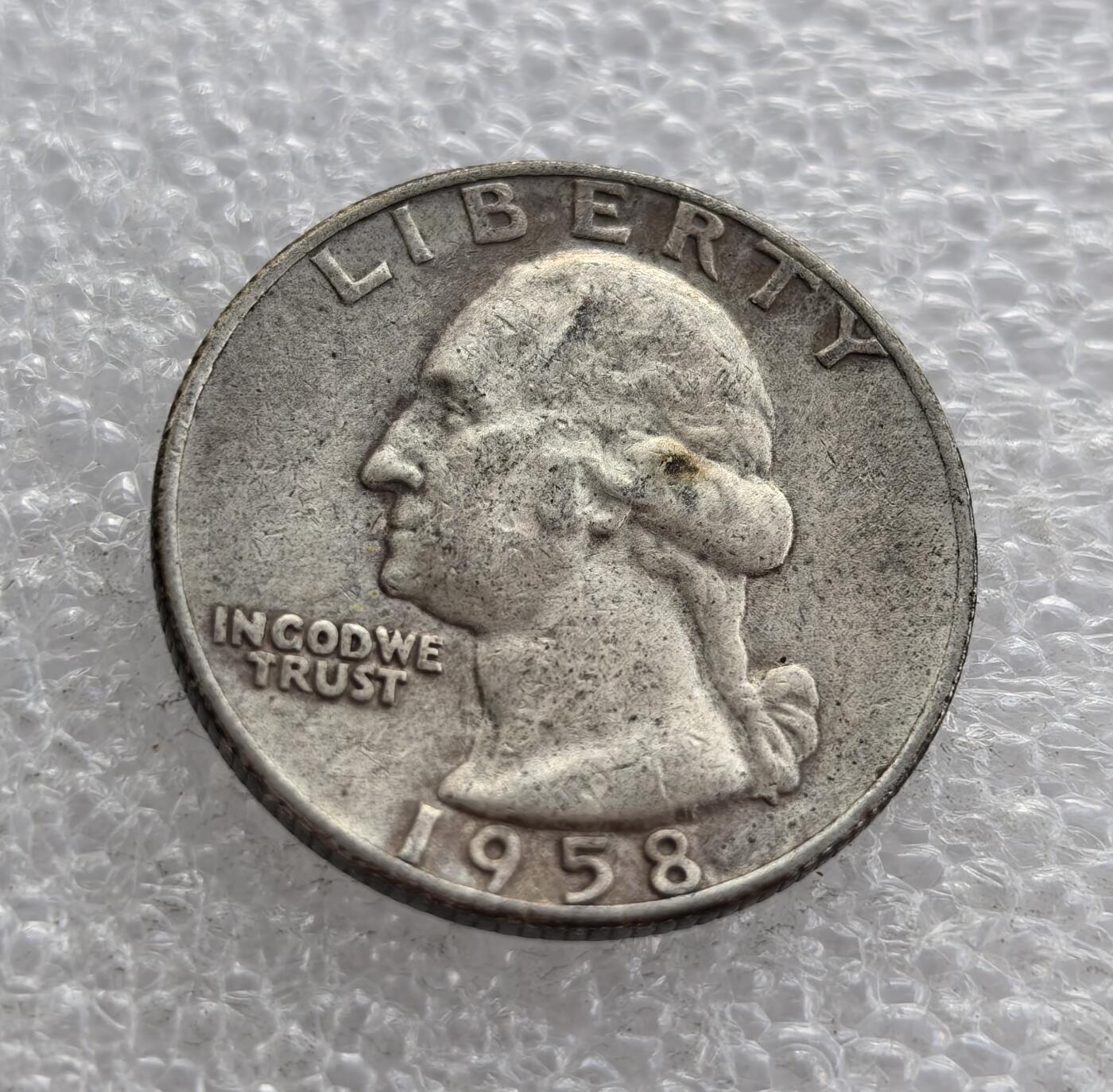 外国优质老铜币高银银币，周六九点倒数截拍，满百包邮，持续收拍 1958 年美国华盛顿 25 美分银币，正面为乔治・华盛顿头像，铸 “LIBERTY”“IN GOD WE TRUST” 及年份；背面是白头海雕，标注国名与面值，“D” 为丹佛造币厂标记，是 1932 年起发行的经典银质流通辅币。