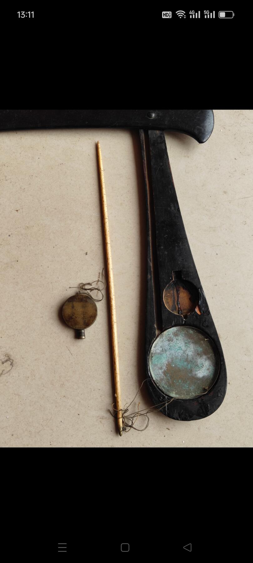 民国时期戥子称一套，象骨称杆，铜秤砣带款，称盒底部有裂