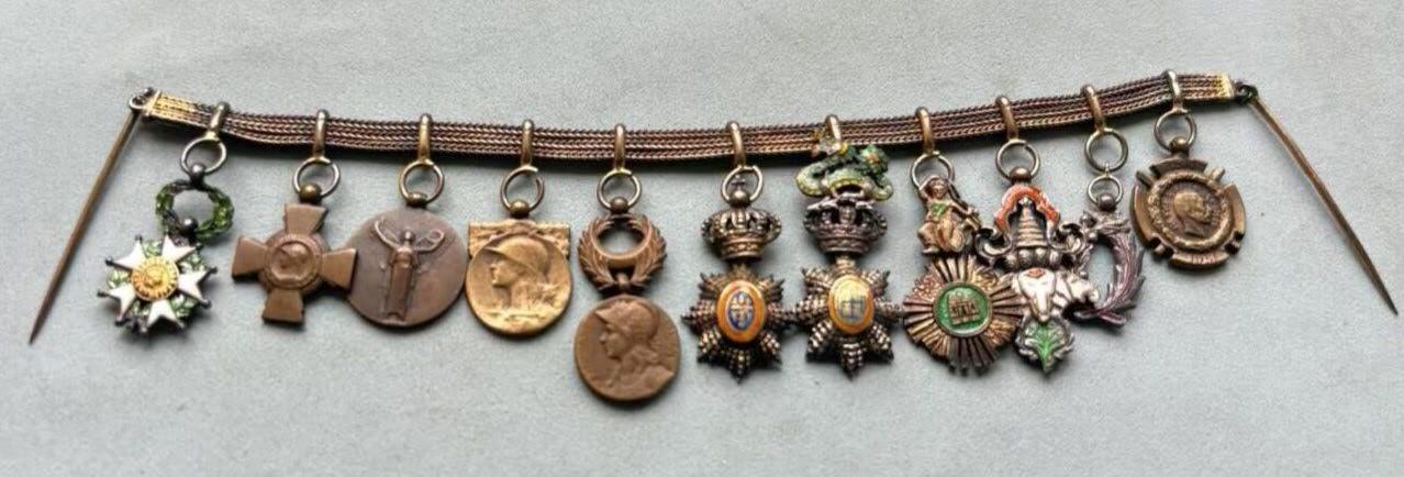 盛世勋华——号角文化勋章邮票专场拍卖第302期 法国11联迷你礼服链 （珠宝定制版）包括：荣誉军团勋章.战斗十字奖章.一战胜利奖章.一战战争纪念奖章.一战东方战役奖章.柬埔寨王室勋章.安南青龙勋章.柬埔寨索瓦塔拉皇家勋章.老挝万象及白伞勋章.学术棕榈勋章.塞尔维亚一战奖章 部分银制 东南亚勋章少见