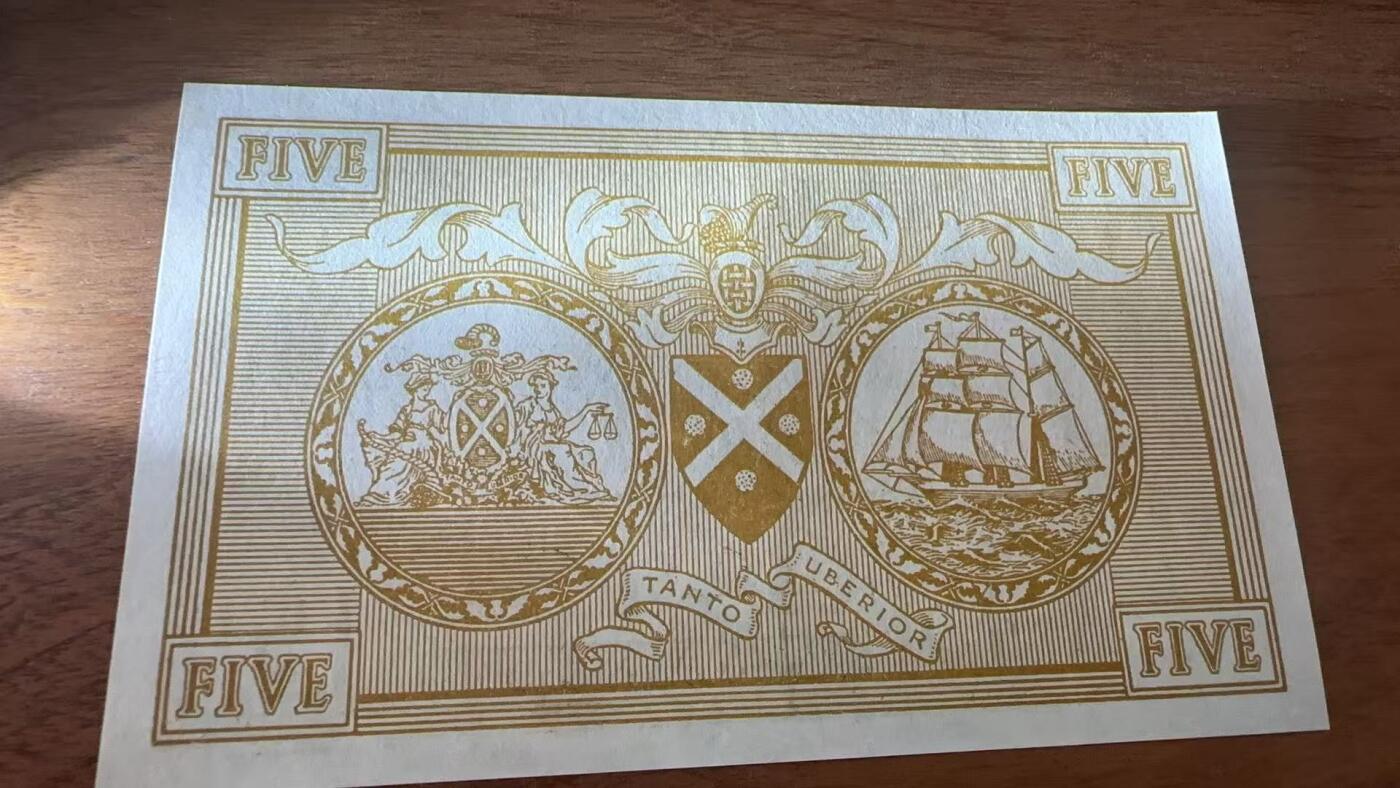 徐霞客拍卖首拍 	苏格兰/苏格兰银行	P-106c 1967年5镑	UNC-	G982032	是苏格兰最古老发钞行的经典品种。它采用金蓝双色凹版印刷，顶部的正义女神与苏格兰纹章图案极具辨识度，保留“承诺按需兑换”的古老金融表述，见证苏格兰私人发钞传统，存世稀少，是苏格兰金融史与工艺美学的双重载体，极具收藏价值。			