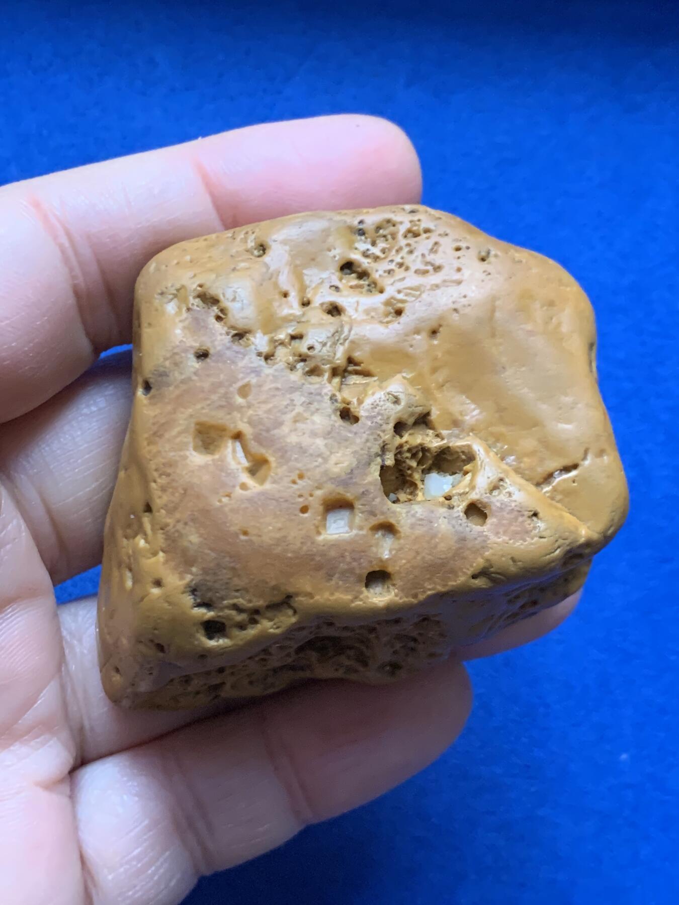 《竞宝斋》第462场 周日，周一，2场连拍 （全场包邮）欢迎送拍 黄蜡石石雕·金蟾手把件，自然底座，底部金印，重128.8克，大小一手握，图案面背面有个窝窝，内有天然石中石，也可以做博古架小摆件，亦可做镇纸；