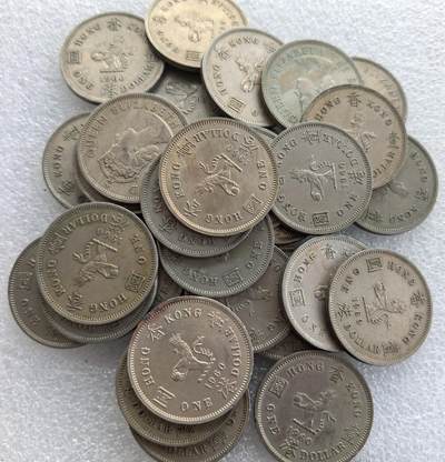 外国优质老铜币高银银币，周六九点倒数截拍，满百包邮，持续收拍 - 1960 年香港壹圆33枚，正面为伊丽莎白二世头像，标注 “QUEEN ELIZABETH THE SECOND”；背面铸香港狮徽、“壹圆”“HONG KONG” 及年份，属香港回归前英属时期流通辅币，是香港钱币收藏的经典品种。