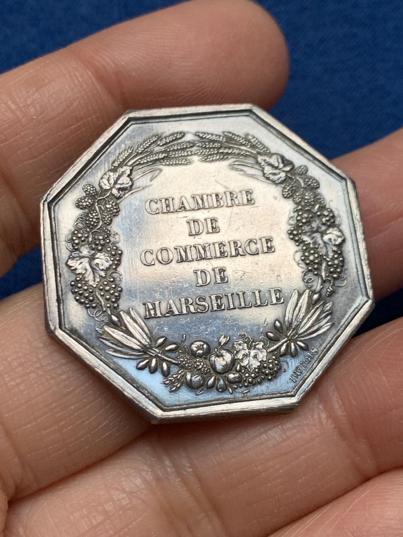 《竞宝斋》第462场 周日，周一，2场连拍 （全场包邮）欢迎送拍 法国马赛商会八角银质代币 蜜蜂银标 18.5克 34.6mm