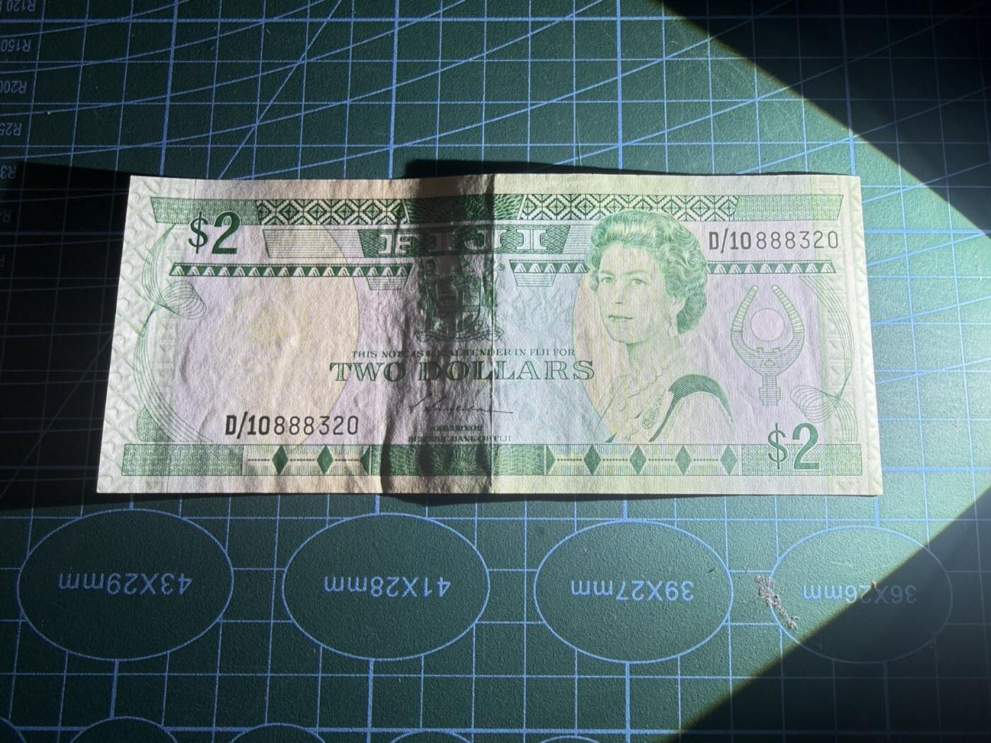 【炜奕收藏】，第五十八期，英属第三场 1988年斐济2元，品相如图，号码无47