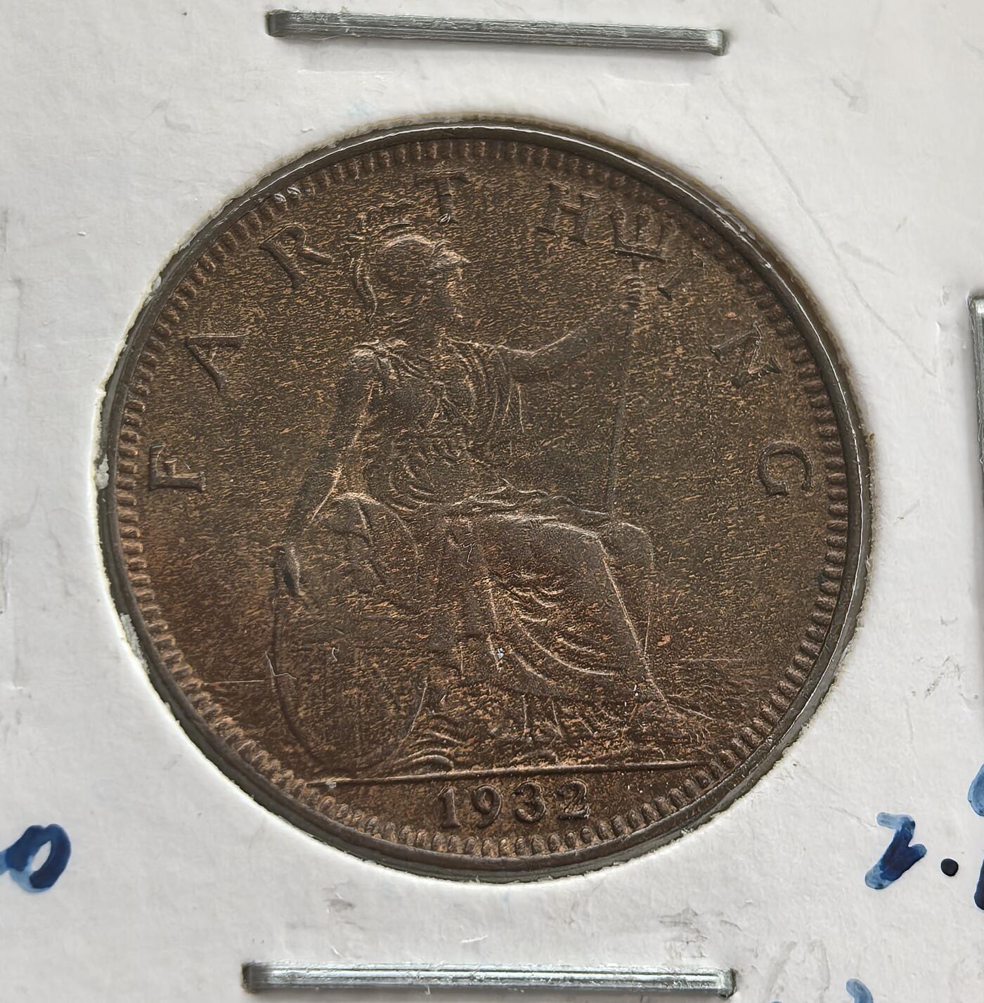 外国优质老铜币高银银币，周六九点倒数截拍，满百包邮，持续收拍 英国1932 年法新铜币，正面为乔治五世头像配拉丁文铭文，背面饰不列颠女神坐像，设计典雅。百年铜质包浆温润，品相完整，见证英国君主制时期货币史，是英系辅币收藏的经典佳品，历史与收藏价值兼具。