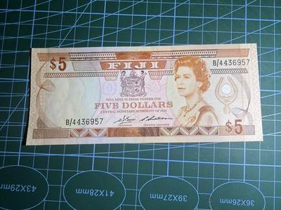 【炜奕收藏】，第五十八期，英属第三场 - 1986年斐济5元，UNC-品相