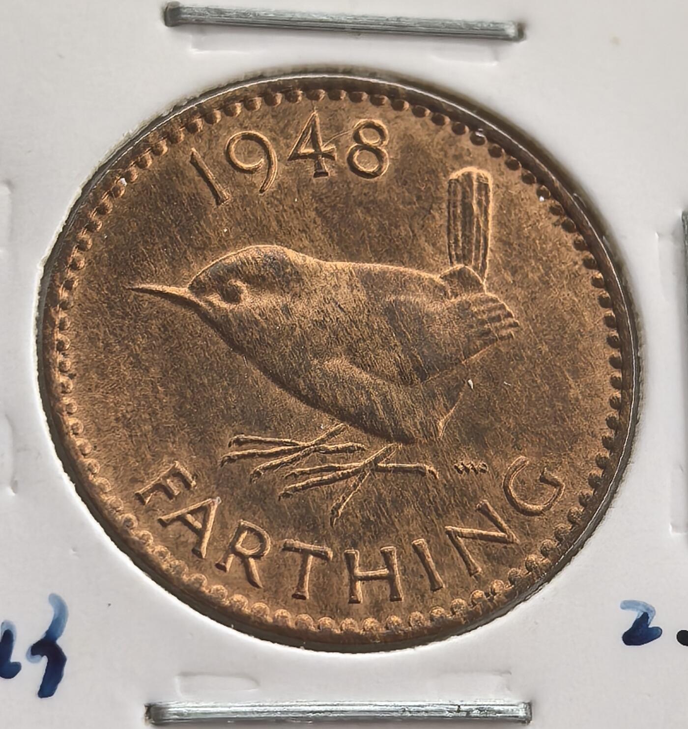 外国优质老铜币高银银币，周六九点倒数截拍，满百包邮，持续收拍 原光1948 年英国法新铜币，正面为乔治六世头像配拉丁文铭文，背面鹪鹩图案灵动传神。铜质包浆温润，品相完整，属二战后英系辅币经典，见证战后货币史，是英系辅币收藏的特色佳品，历史与收藏价值兼具。