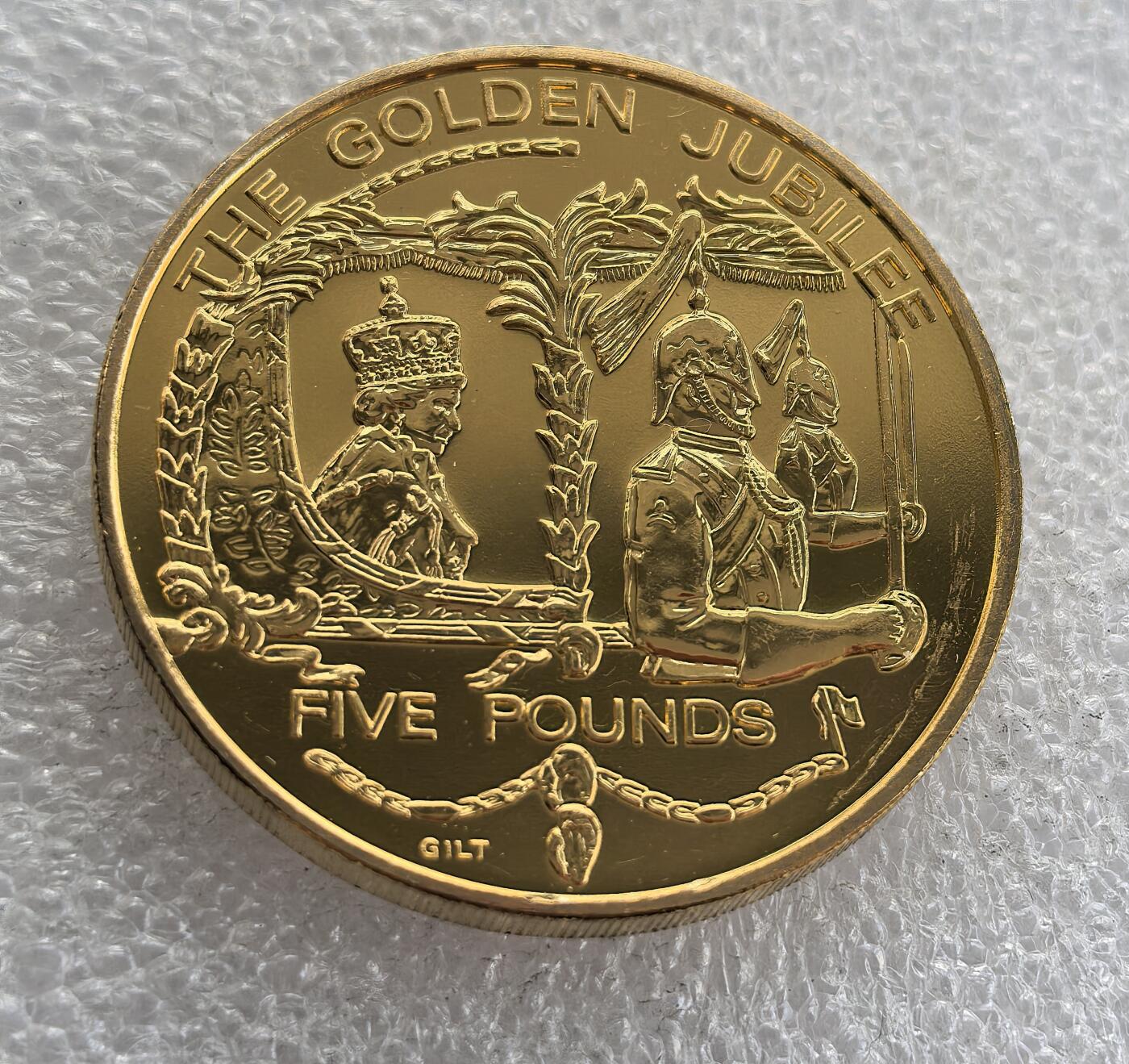外国优质老铜币高银银币，周六九点倒数截拍，满百包邮，持续收拍 英属根西行政区2002 年 5 镑镀金纪念币，为纪念伊丽莎白二世登基 50 周年（金禧庆典）打造。正面铸女王头像与属地标识，背面刻画女王金禧庆典仪仗场景，属英联邦海外领地经典纪念币，收藏价值突出。