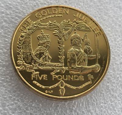 外国优质老铜币高银银币，周六九点倒数截拍，满百包邮，持续收拍 - 英属根西行政区2002 年 5 镑镀金纪念币，为纪念伊丽莎白二世登基 50 周年（金禧庆典）打造。正面铸女王头像与属地标识，背面刻画女王金禧庆典仪仗场景，属英联邦海外领地经典纪念币，收藏价值突出。